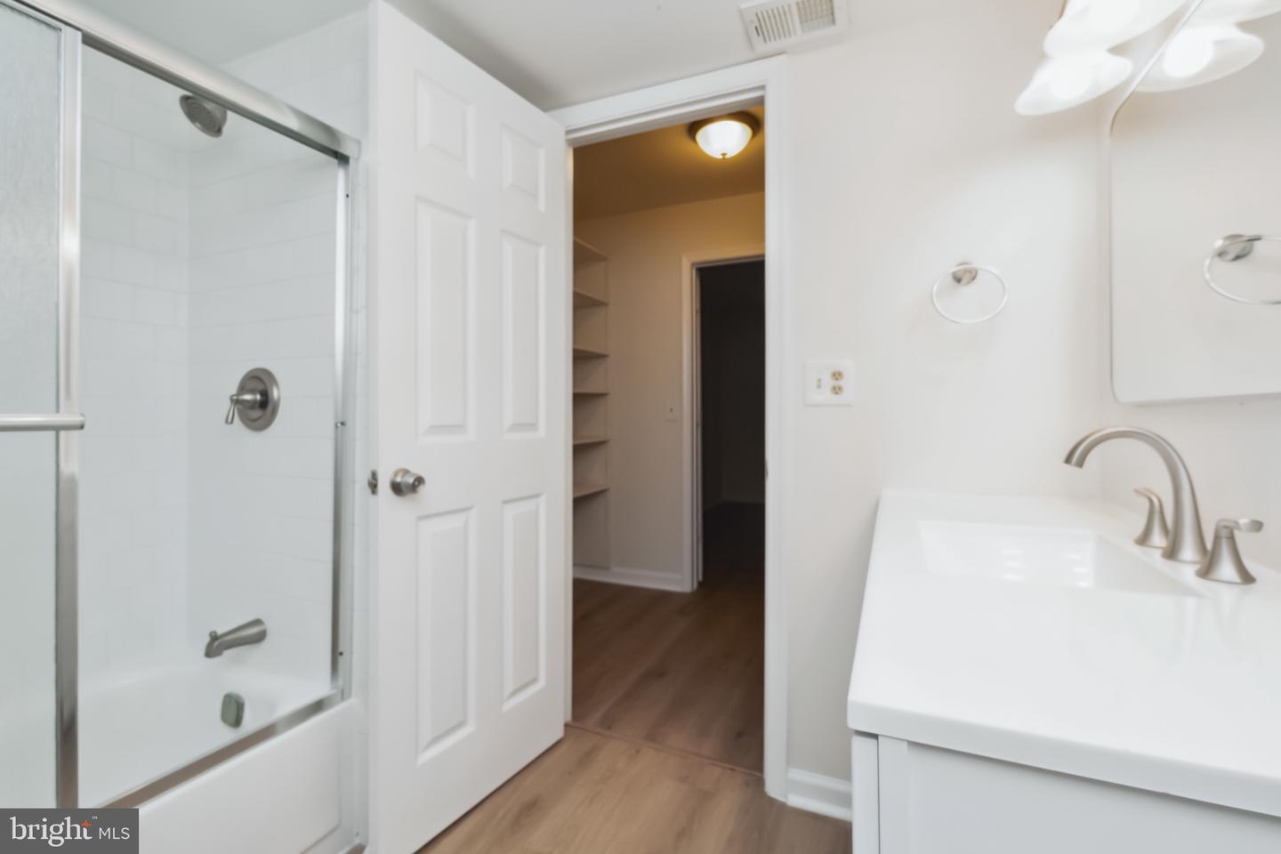 8312 KINGSGATE RD #534 J, SPRINGFIELD, Virginia 22152, 3 Bedrooms Bedrooms, ,2 BathroomsBathrooms,Residential,For sale,8312 KINGSGATE RD #534 J,VAFX2210902 MLS # VAFX2210902