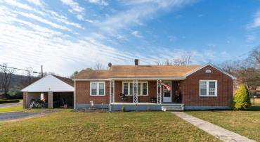 56 N CHURCH ST, CRAIGSVILLE, Virginia 24430, 3 Bedrooms Bedrooms, ,1 BathroomBathrooms,Residential,56 N CHURCH ST,658881 MLS # 658881