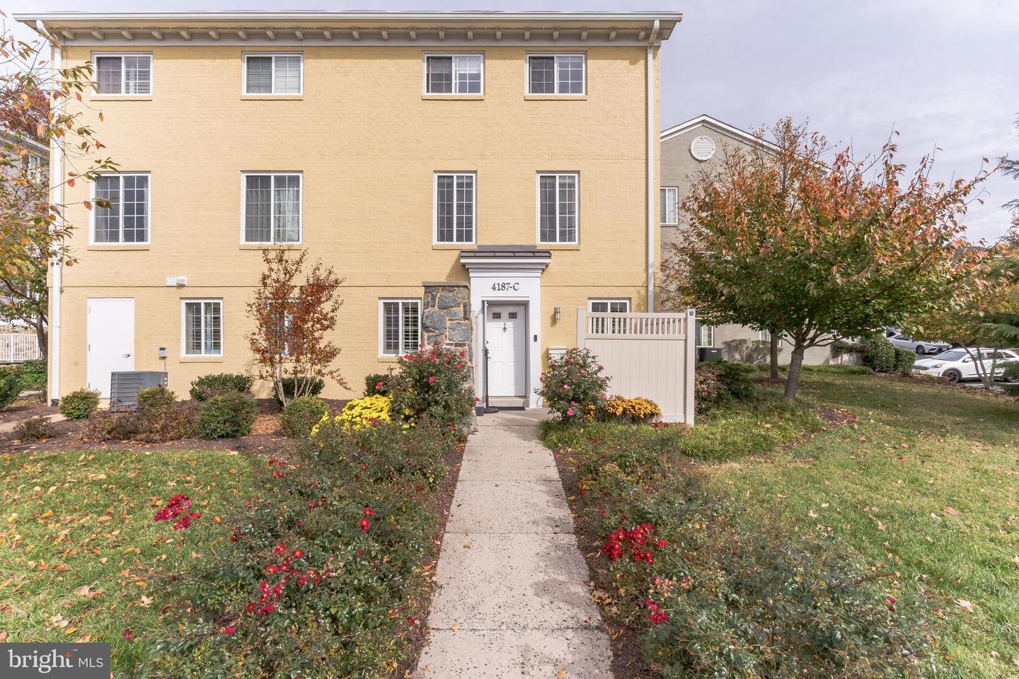 4187 S FOUR MILE RUN DR #C, ARLINGTON, Virginia 22204, 2 Bedrooms Bedrooms, ,2 BathroomsBathrooms,Residential,For sale,4187 S FOUR MILE RUN DR #C,VAAR2050936 MLS # VAAR2050936