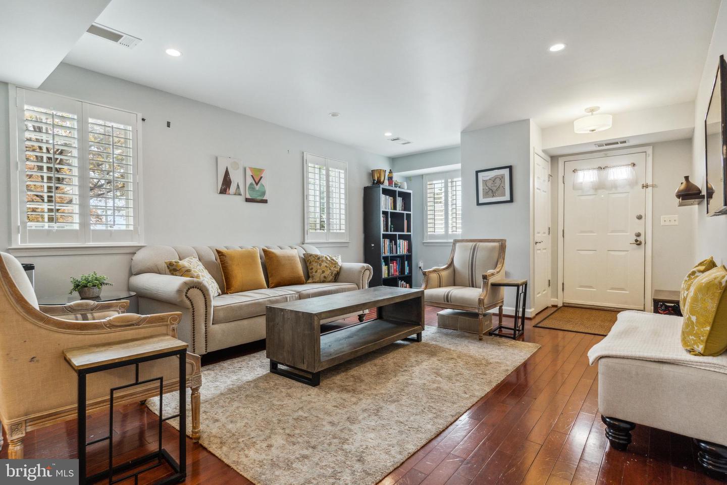 4187 S FOUR MILE RUN DR #C, ARLINGTON, Virginia 22204, 2 Bedrooms Bedrooms, ,2 BathroomsBathrooms,Residential,For sale,4187 S FOUR MILE RUN DR #C,VAAR2050936 MLS # VAAR2050936