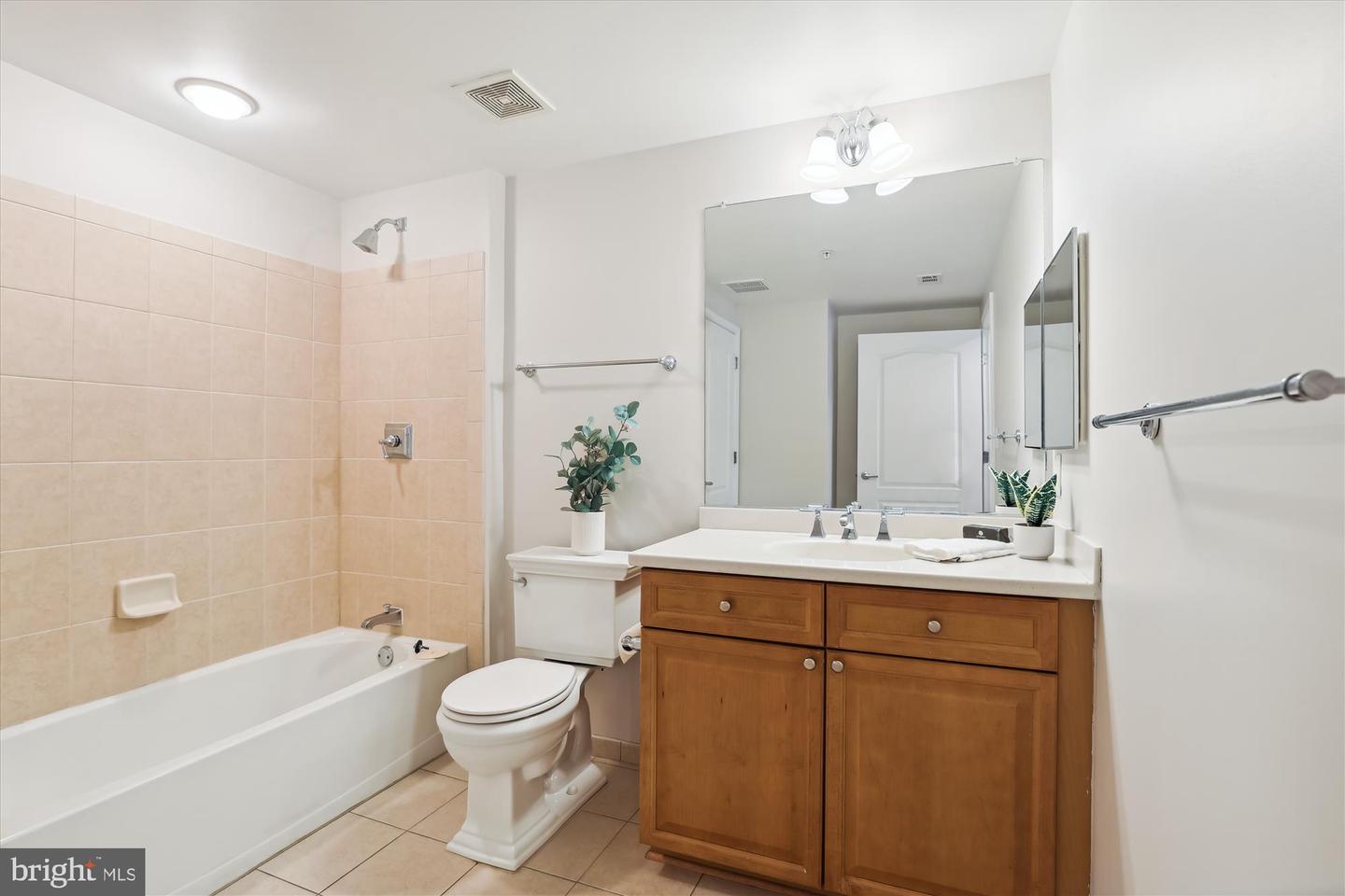 1115 CAMERON ST #111, ALEXANDRIA, Virginia 22314, 2 Bedrooms Bedrooms, ,2 BathroomsBathrooms,Residential,For sale,1115 CAMERON ST #111,VAAX2039290 MLS # VAAX2039290