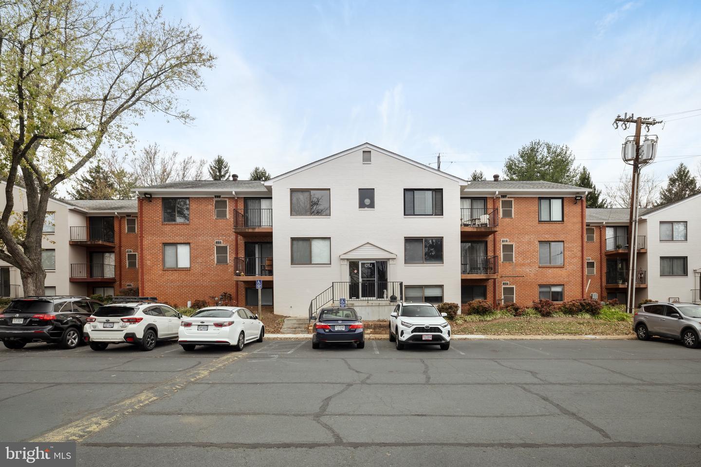 125-J CLUBHOUSE DR SW #4, LEESBURG, Virginia 20175, 1 Bedroom Bedrooms, ,1 BathroomBathrooms,Residential,For sale,125-J CLUBHOUSE DR SW #4,VALO2084048 MLS # VALO2084048