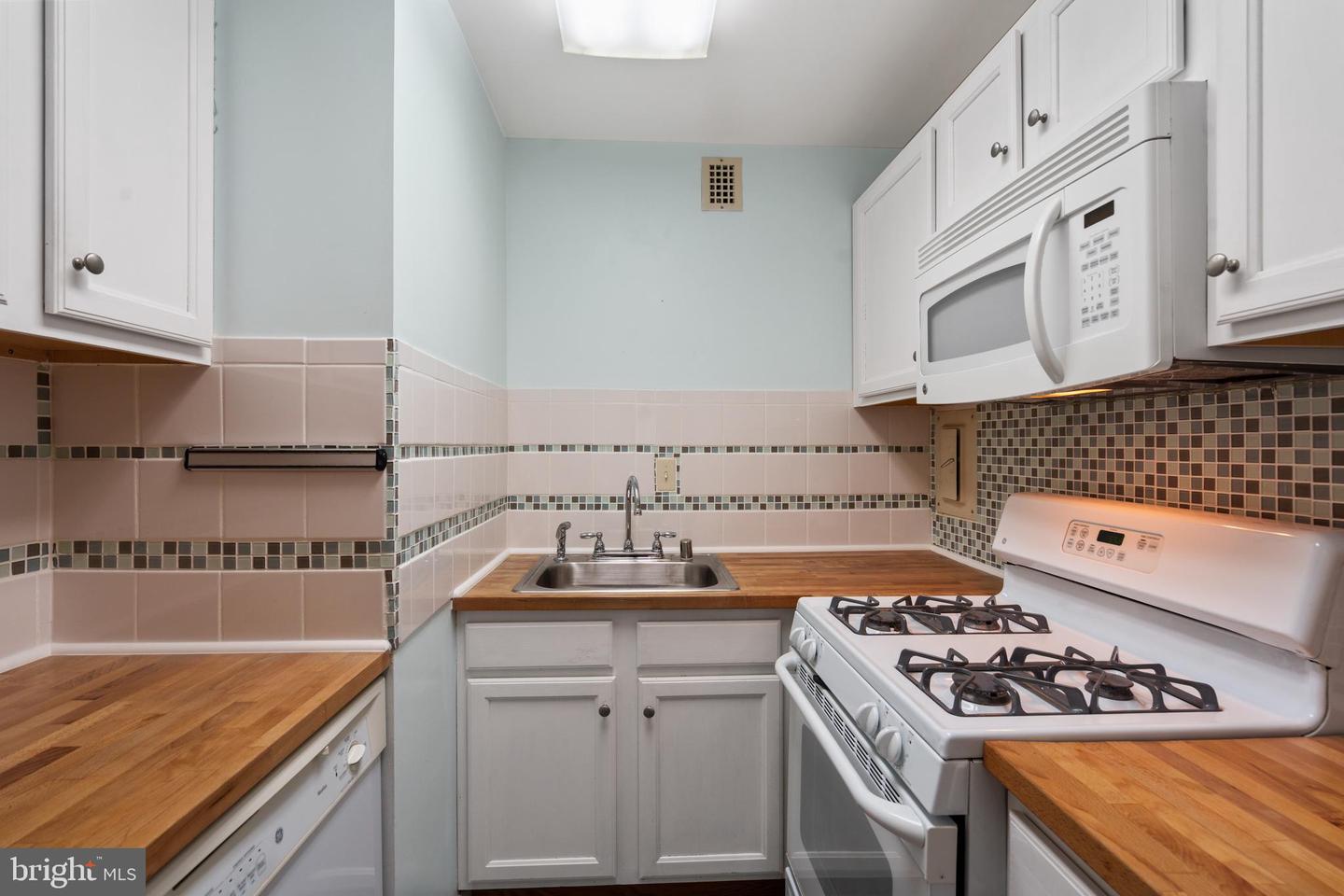 5340 HOLMES RUN PKWY #612, ALEXANDRIA, Virginia 22304, 1 Bedroom Bedrooms, 2 Rooms Rooms,1 BathroomBathrooms,Residential,For sale,5340 HOLMES RUN PKWY #612,VAAX2039704 MLS # VAAX2039704