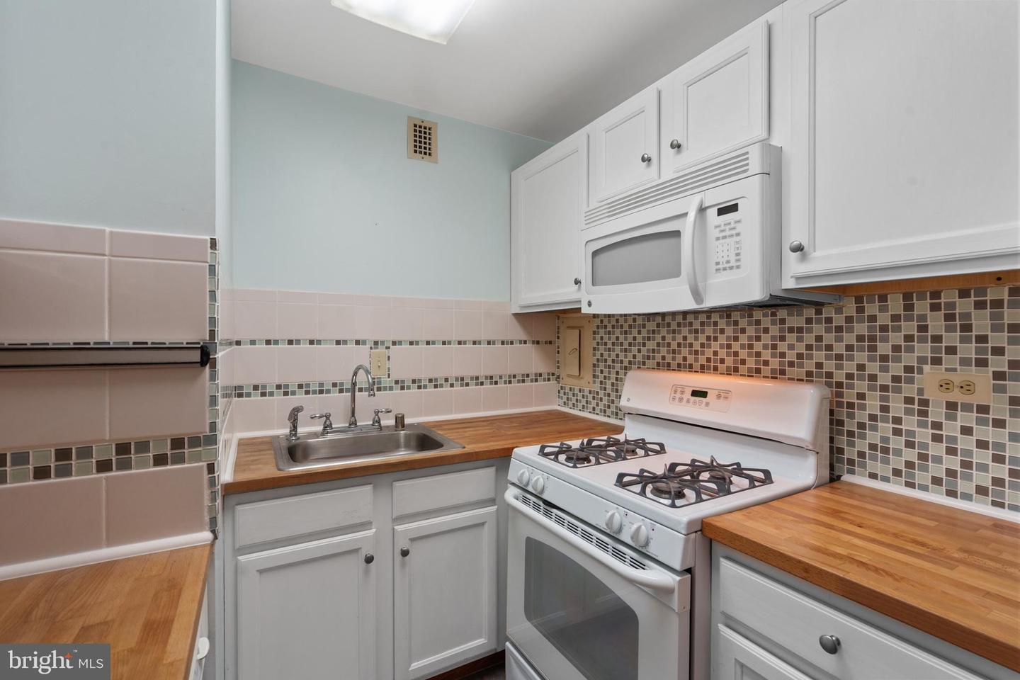 5340 HOLMES RUN PKWY #612, ALEXANDRIA, Virginia 22304, 1 Bedroom Bedrooms, 2 Rooms Rooms,1 BathroomBathrooms,Residential,For sale,5340 HOLMES RUN PKWY #612,VAAX2039704 MLS # VAAX2039704