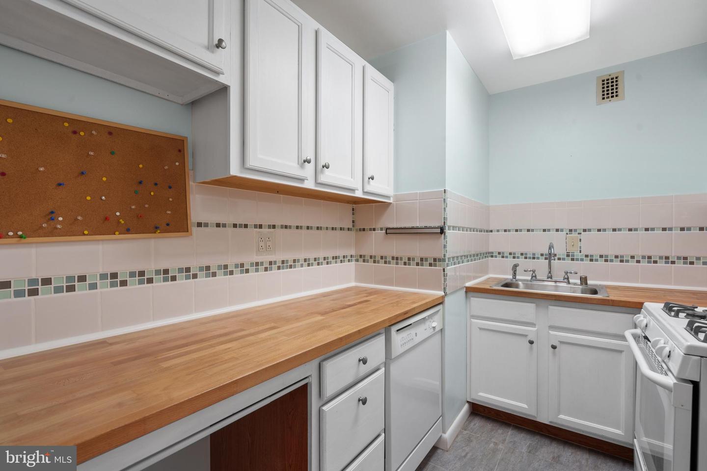 5340 HOLMES RUN PKWY #612, ALEXANDRIA, Virginia 22304, 1 Bedroom Bedrooms, 2 Rooms Rooms,1 BathroomBathrooms,Residential,For sale,5340 HOLMES RUN PKWY #612,VAAX2039704 MLS # VAAX2039704