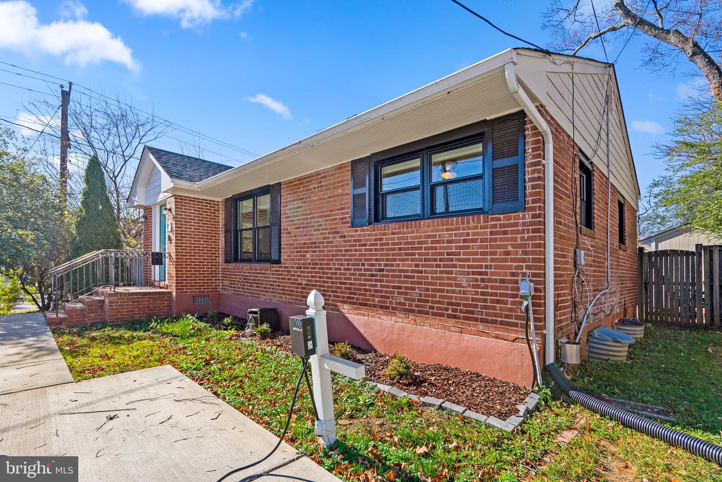 2 N FLOYD ST, ALEXANDRIA, Virginia 22304, 3 Bedrooms Bedrooms, ,2 BathroomsBathrooms,Residential,For sale,2 N FLOYD ST,VAAX2039666 MLS # VAAX2039666