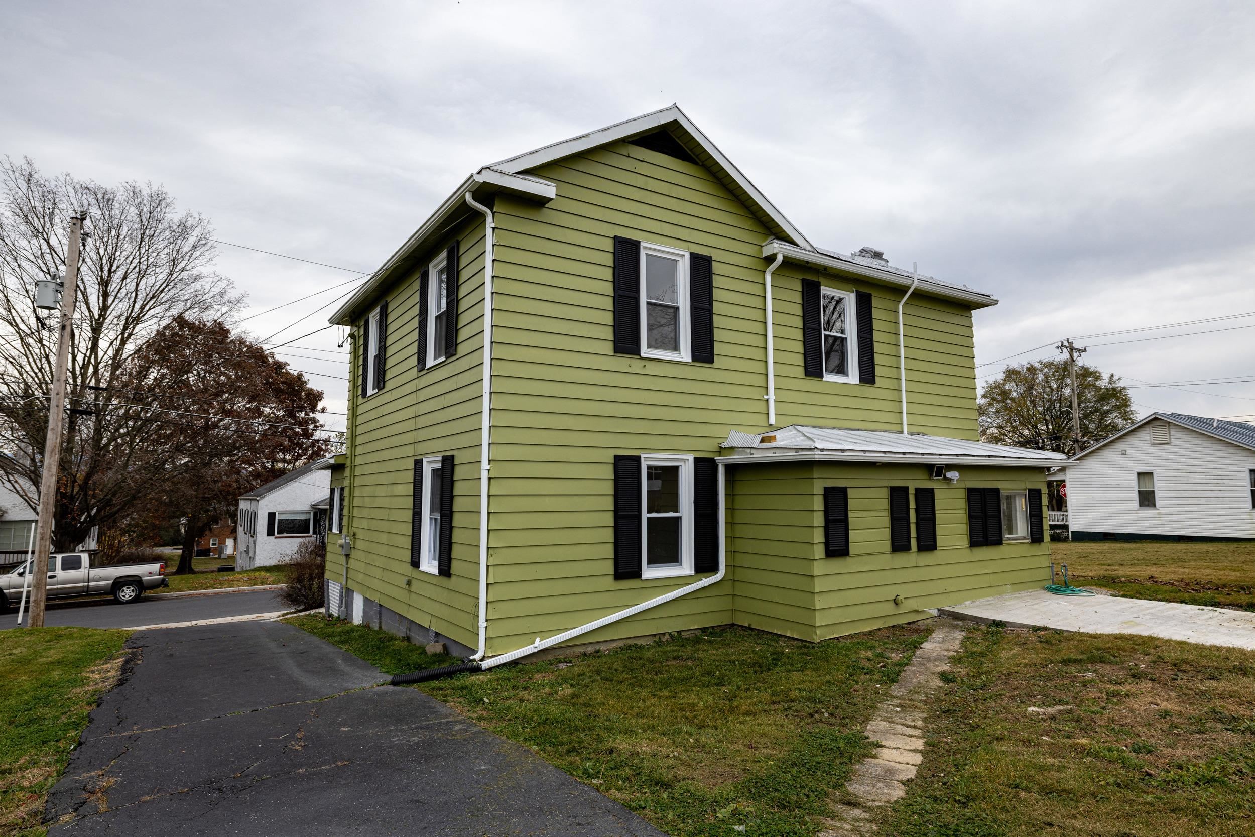 729 STUART ST, HARRISONBURG, Virginia 22802, 4 Bedrooms Bedrooms, ,2 BathroomsBathrooms,Residential,729 STUART ST,658976 MLS # 658976