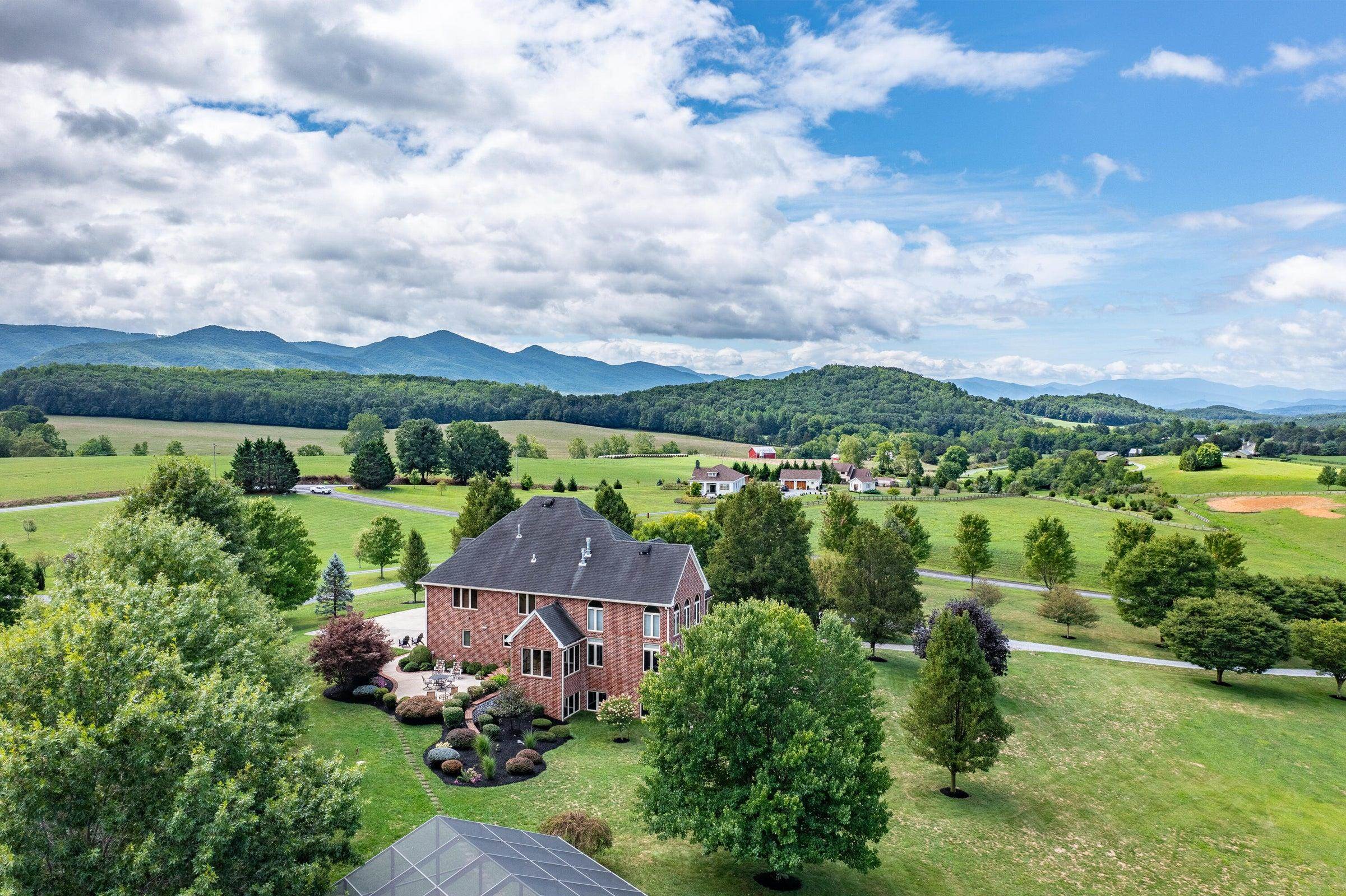 Henry Hill Estates is located in beautiful Rockbridge County, bordered by the Blue Ridge Mtns. Within Walking distance of Ecco Adesso vineyard and winery, offering wine-tasting and walking trails.