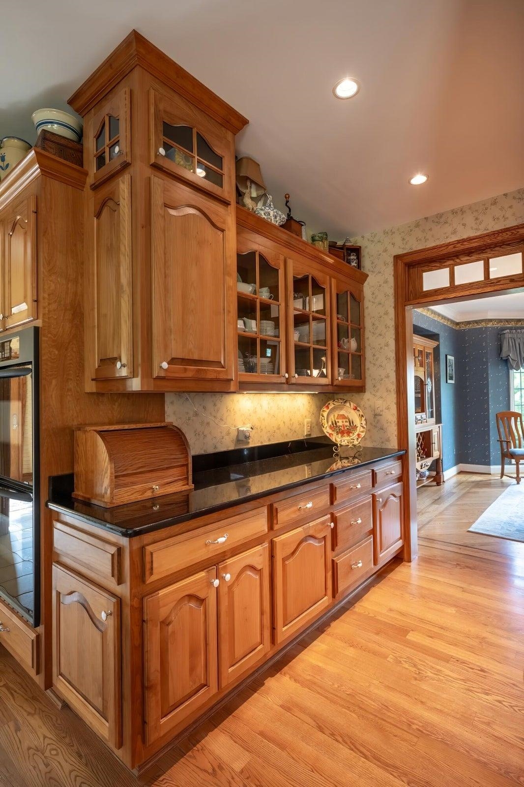 Plenty of storage space. Glass fronted cabinets.