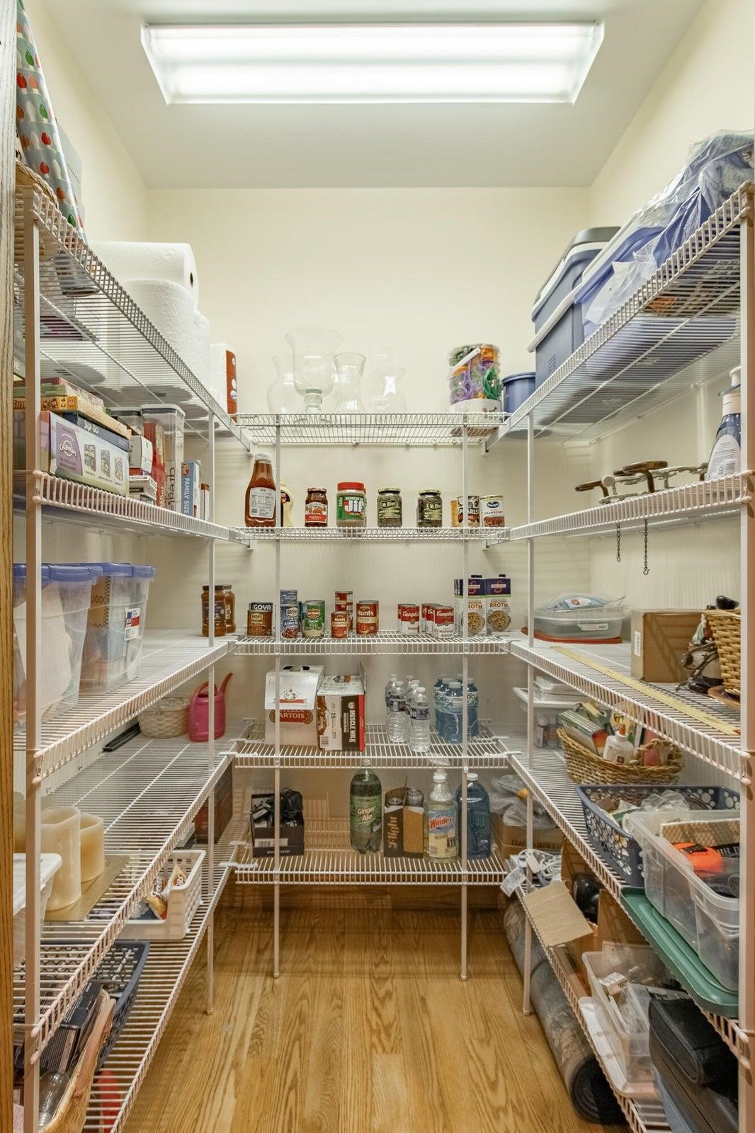 Huge kitchen pantry!!