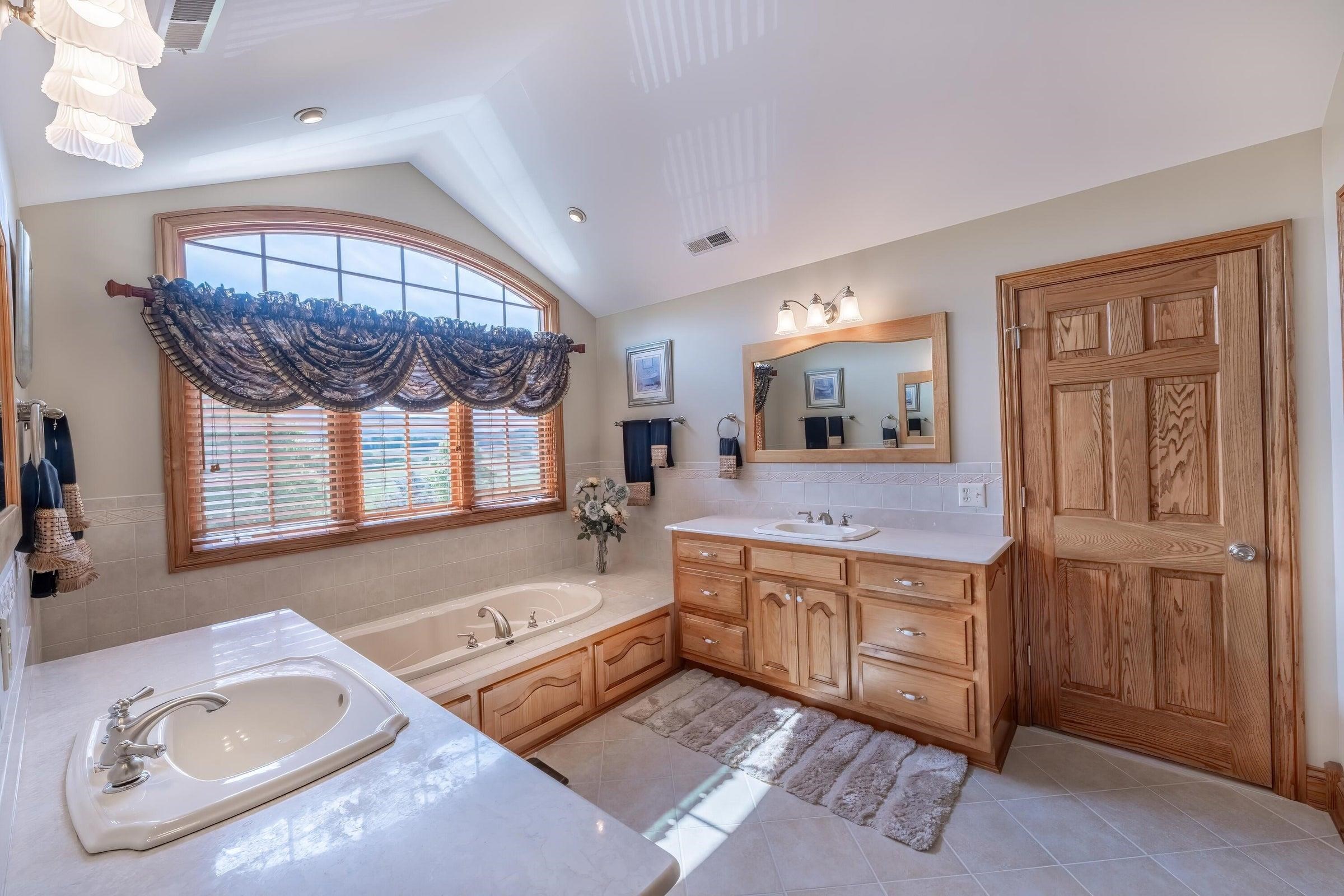 Master BA  Separate sinks. Vaulted ceiling.