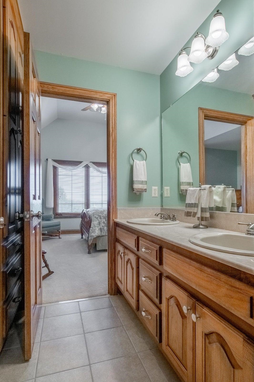 Jack and Jill bath between the 2 Guest Rooms.