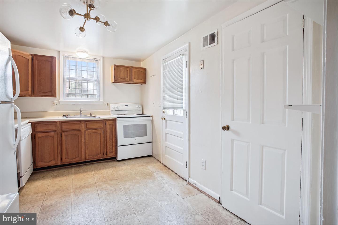 216 N PAYNE ST, ALEXANDRIA, Virginia 22314, 2 Bedrooms Bedrooms, ,1 BathroomBathrooms,Residential,For sale,216 N PAYNE ST,VAAX2039750 MLS # VAAX2039750