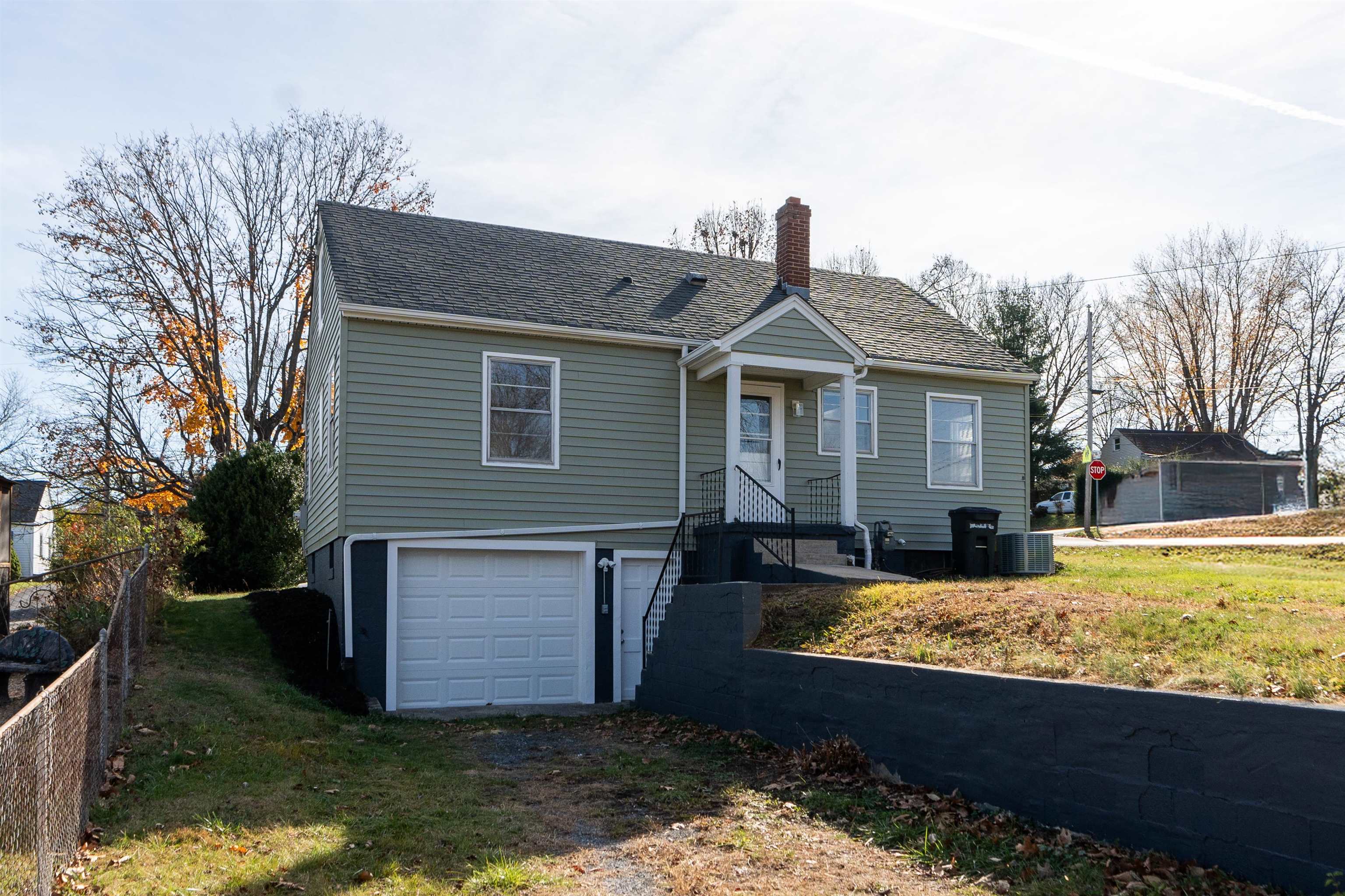 302 DEVON RD, STAUNTON, Virginia 24401, 3 Bedrooms Bedrooms, ,1 BathroomBathrooms,Residential,302 DEVON RD,659083 MLS # 659083