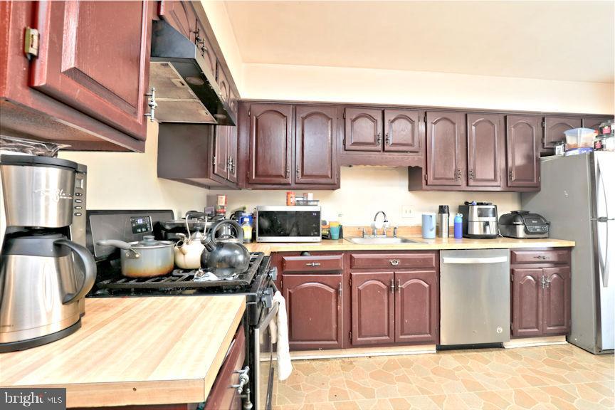 5904 WOODFIELD ESTATES DR, ALEXANDRIA, Virginia 22310, 4 Bedrooms Bedrooms, ,3 BathroomsBathrooms,Residential,For sale,5904 WOODFIELD ESTATES DR,VAFX2211808 MLS # VAFX2211808