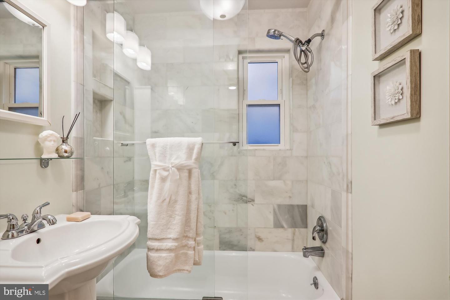 469 NW RIDGE ST NW #1, WASHINGTON, District Of Columbia 20001, 1 Bedroom Bedrooms, 4 Rooms Rooms,1 BathroomBathrooms,Residential,For sale,469 NW RIDGE ST NW #1,DCDC2141168 MLS # DCDC2141168