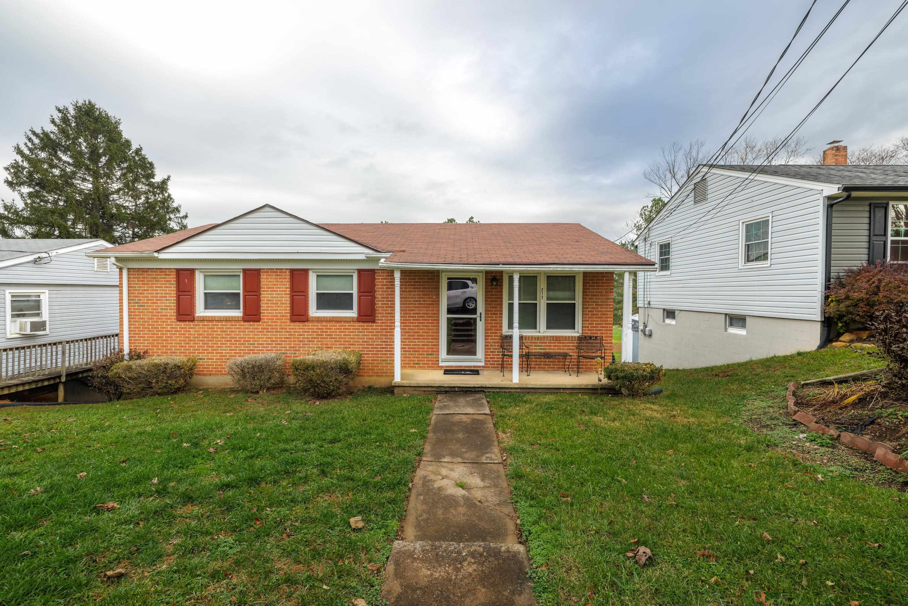 217 CAROLINA AVE, WAYNESBORO, Virginia 22980, 3 Bedrooms Bedrooms, ,1 BathroomBathrooms,Residential,217 CAROLINA AVE,659019 MLS # 659019