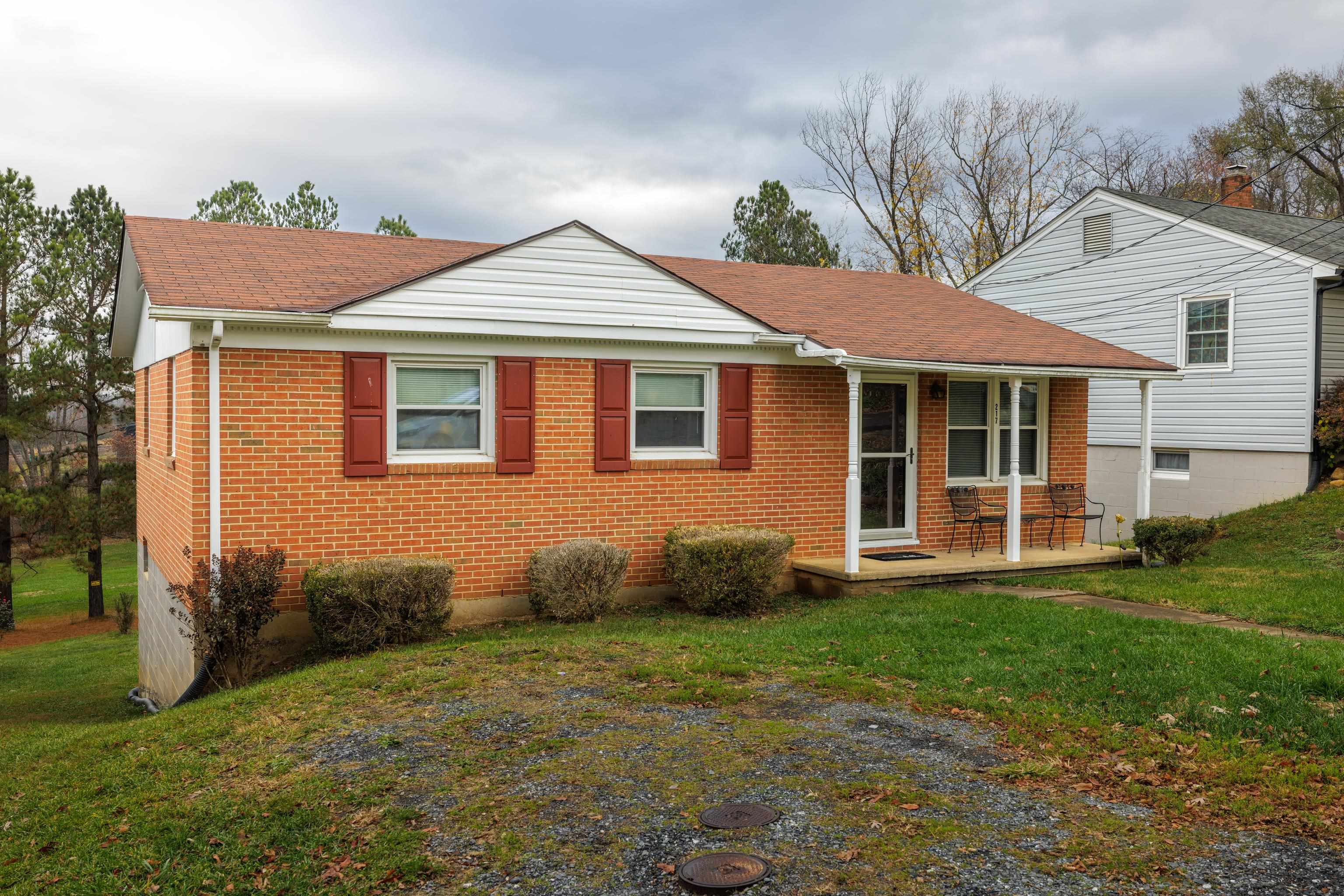 217 CAROLINA AVE, WAYNESBORO, Virginia 22980, 3 Bedrooms Bedrooms, ,1 BathroomBathrooms,Residential,217 CAROLINA AVE,659019 MLS # 659019