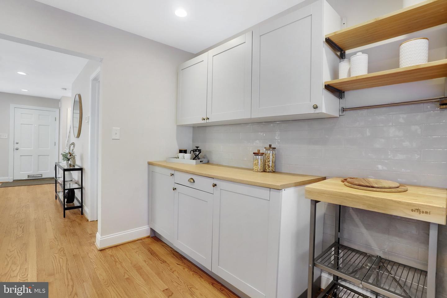 409 S ROYAL ST S, ALEXANDRIA, Virginia 22314, 2 Bedrooms Bedrooms, ,2 BathroomsBathrooms,Residential,For sale,409 S ROYAL ST S,VAAX2039862 MLS # VAAX2039862