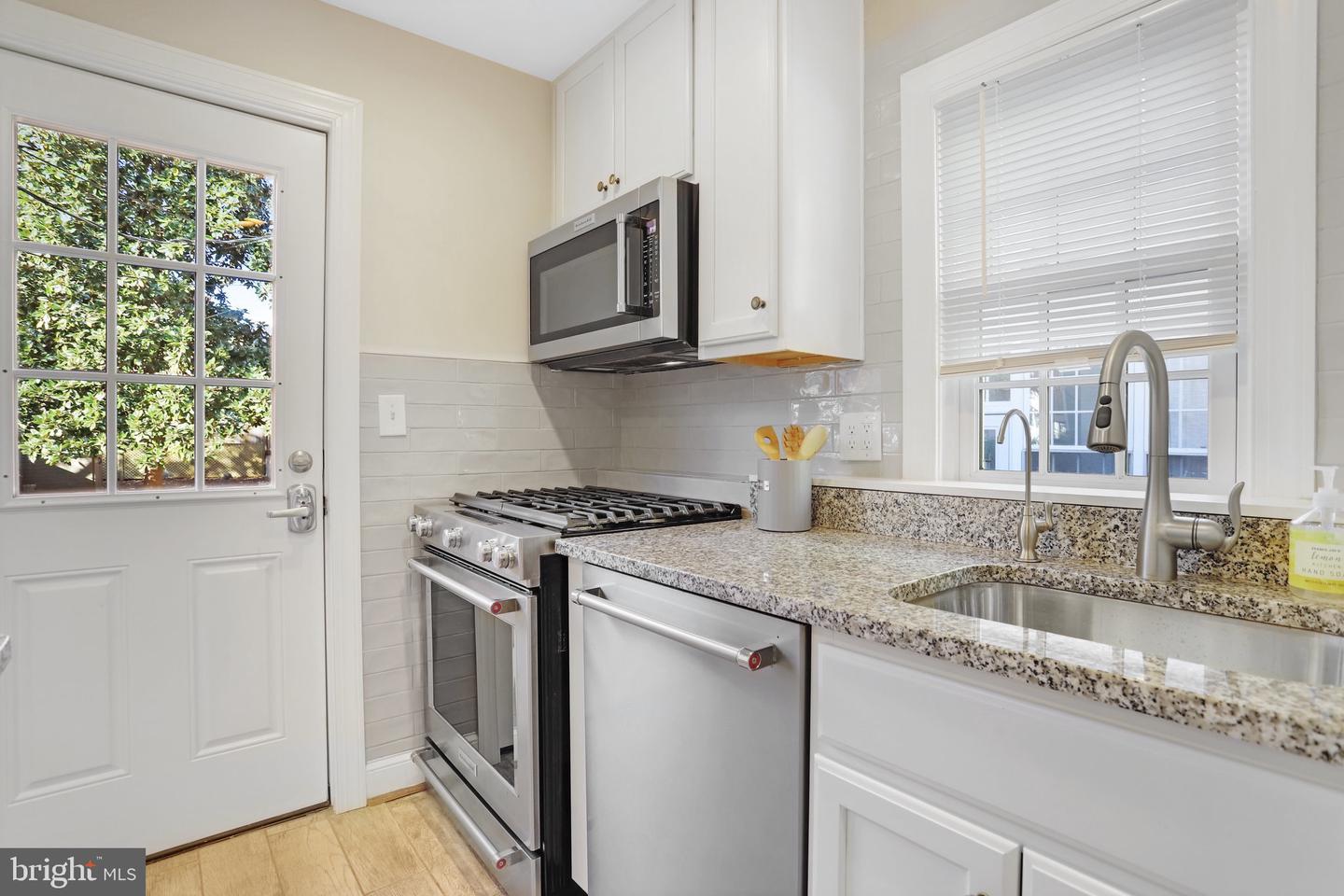 409 S ROYAL ST S, ALEXANDRIA, Virginia 22314, 2 Bedrooms Bedrooms, ,2 BathroomsBathrooms,Residential,For sale,409 S ROYAL ST S,VAAX2039862 MLS # VAAX2039862