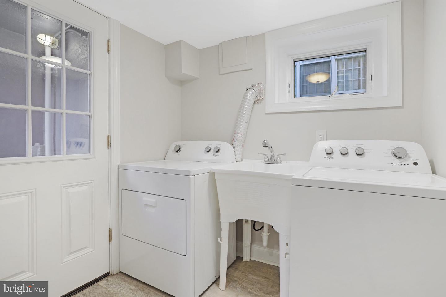 409 S ROYAL ST S, ALEXANDRIA, Virginia 22314, 2 Bedrooms Bedrooms, ,2 BathroomsBathrooms,Residential,For sale,409 S ROYAL ST S,VAAX2039862 MLS # VAAX2039862