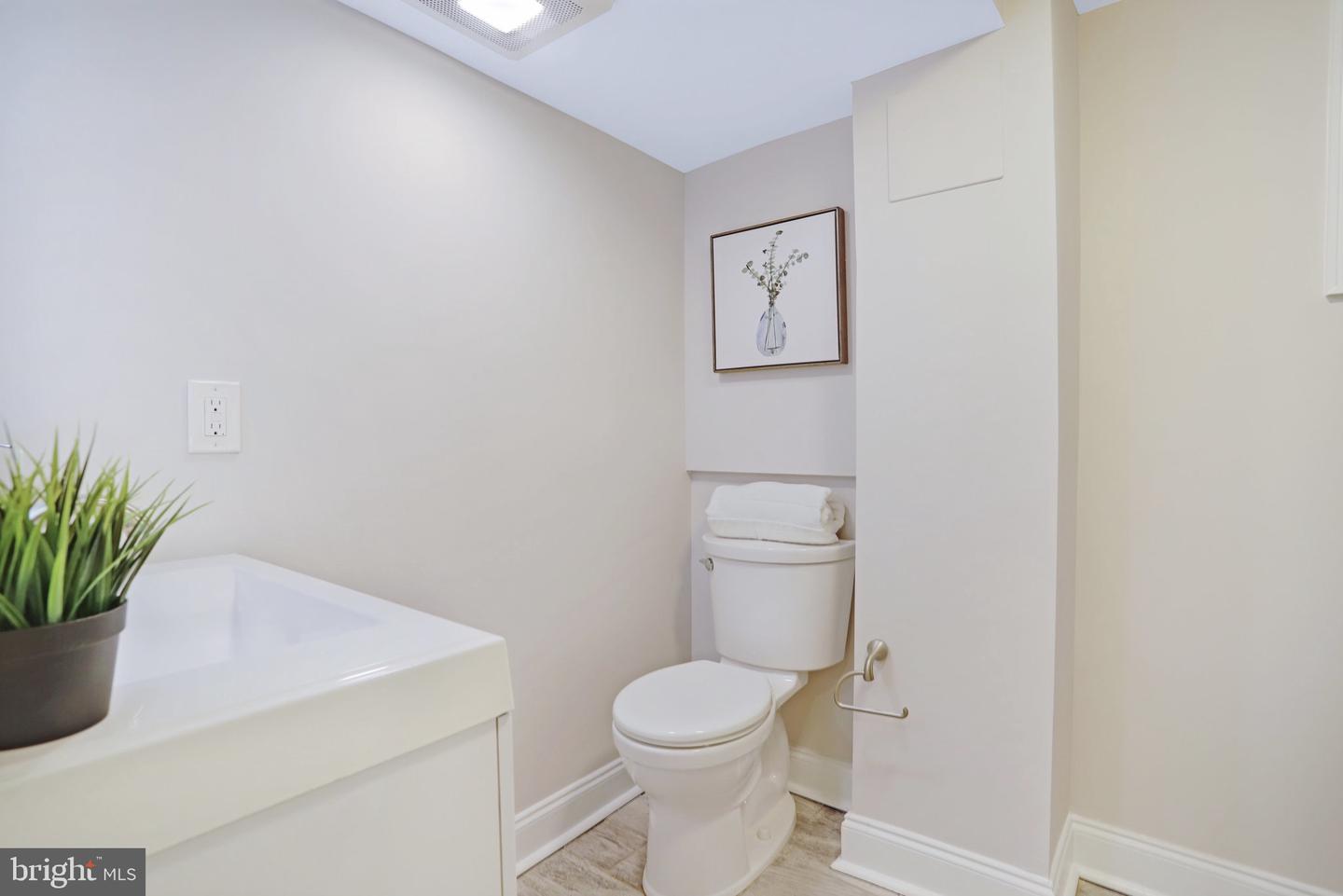 409 S ROYAL ST S, ALEXANDRIA, Virginia 22314, 2 Bedrooms Bedrooms, ,2 BathroomsBathrooms,Residential,For sale,409 S ROYAL ST S,VAAX2039862 MLS # VAAX2039862