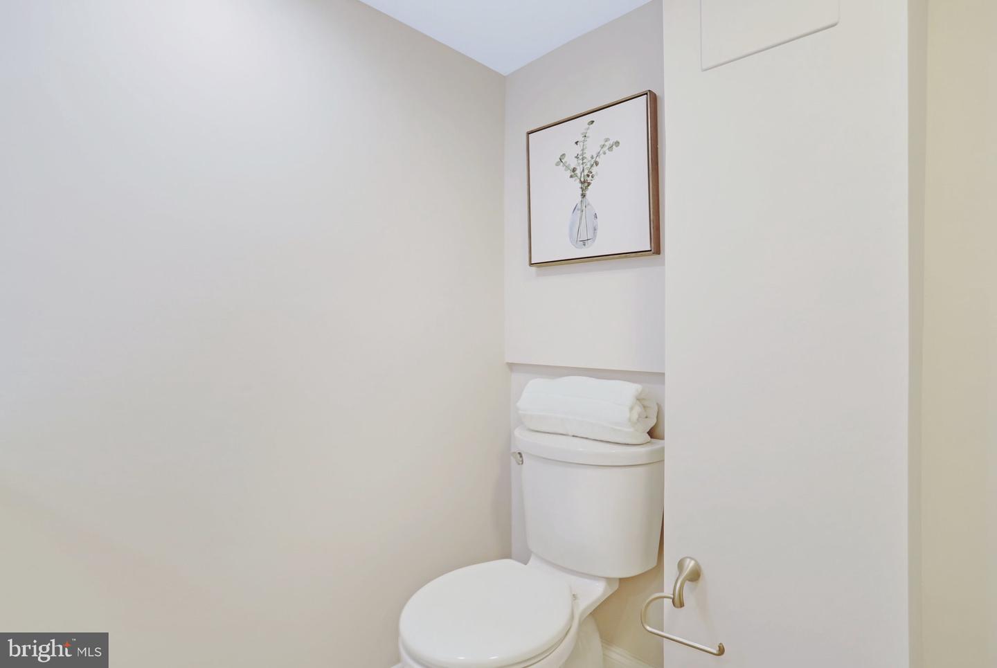 409 S ROYAL ST S, ALEXANDRIA, Virginia 22314, 2 Bedrooms Bedrooms, ,2 BathroomsBathrooms,Residential,For sale,409 S ROYAL ST S,VAAX2039862 MLS # VAAX2039862