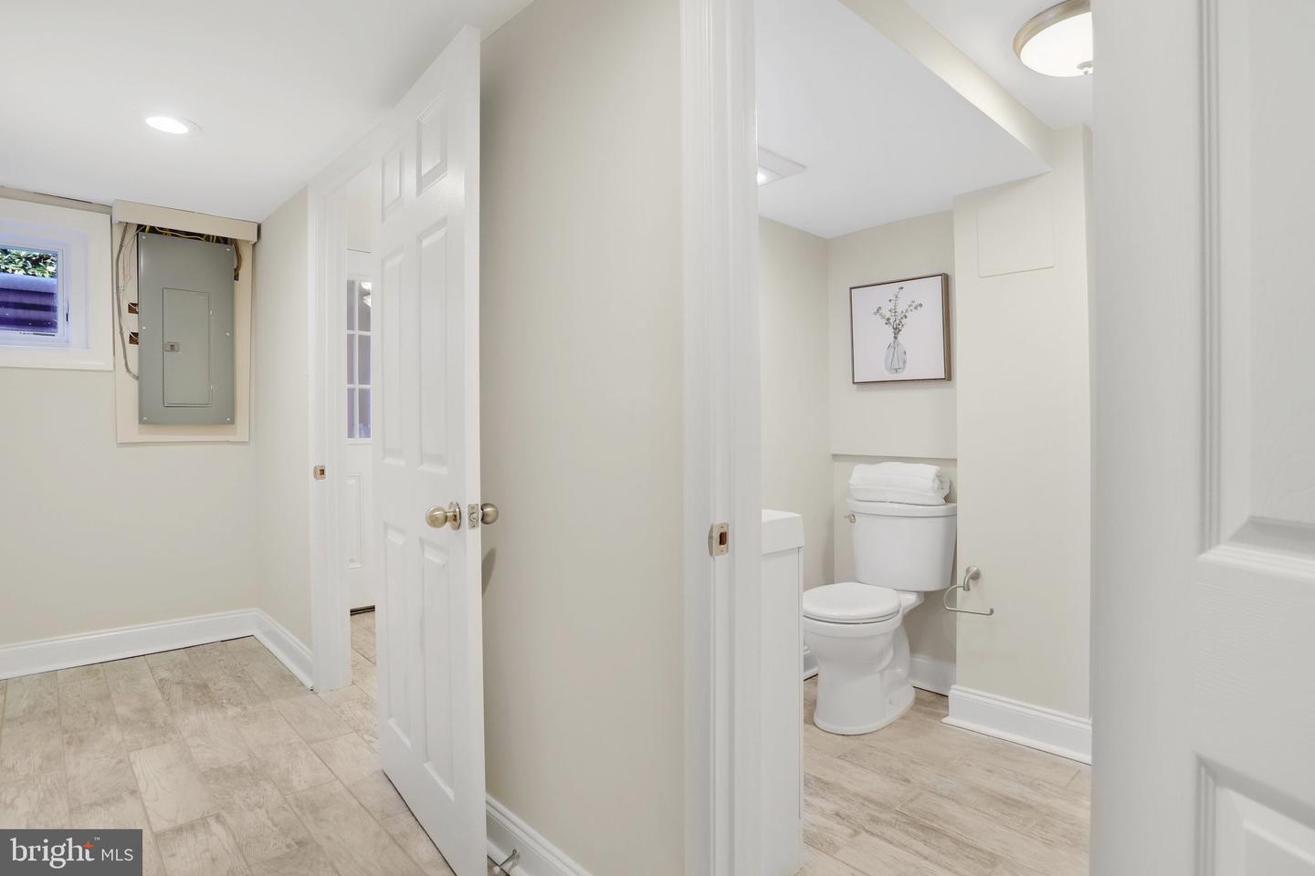 409 S ROYAL ST S, ALEXANDRIA, Virginia 22314, 2 Bedrooms Bedrooms, ,2 BathroomsBathrooms,Residential,For sale,409 S ROYAL ST S,VAAX2039862 MLS # VAAX2039862