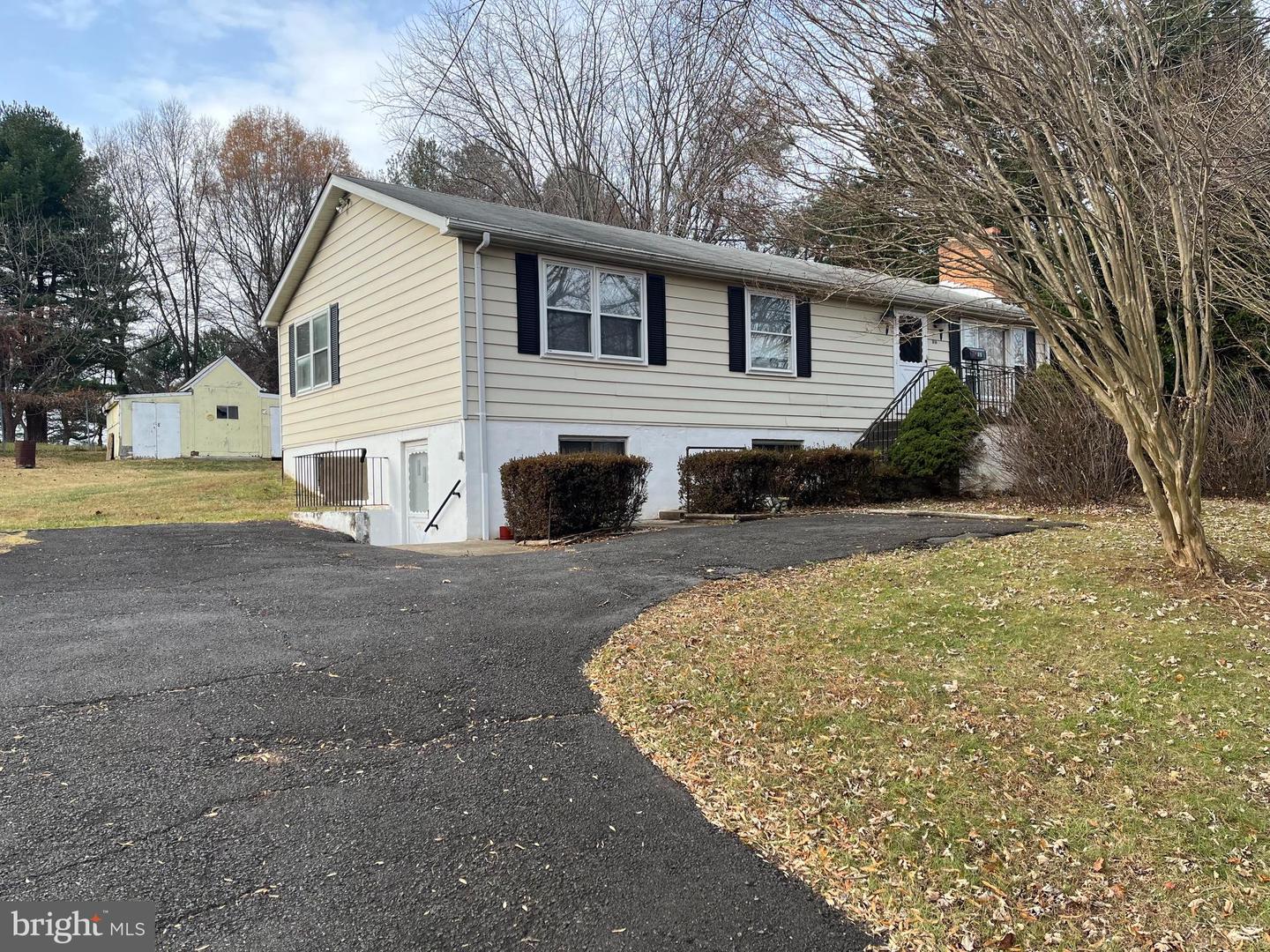 816 UTTERBACK STORE RD, GREAT FALLS, Virginia 22066, 3 Bedrooms Bedrooms, ,1 BathroomBathrooms,Residential,For sale,816 UTTERBACK STORE RD,VAFX2213866 MLS # VAFX2213866