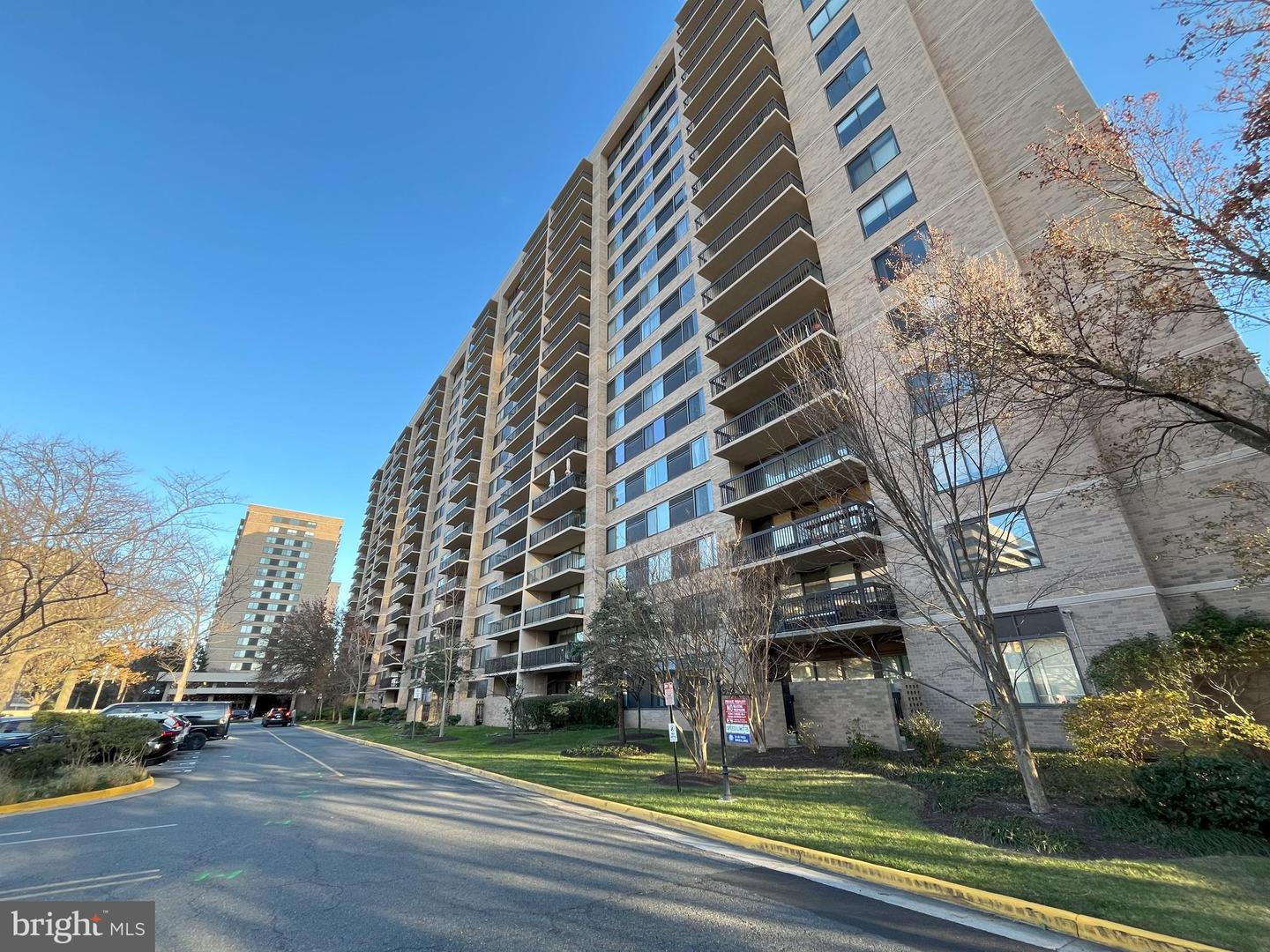 3713 S GEORGE MASON DR #211W, FALLS CHURCH, Virginia 22041, 3 Bedrooms Bedrooms, 10 Rooms Rooms,2 BathroomsBathrooms,Residential,For sale,3713 S GEORGE MASON DR #211W,VAFX2206842 MLS # VAFX2206842