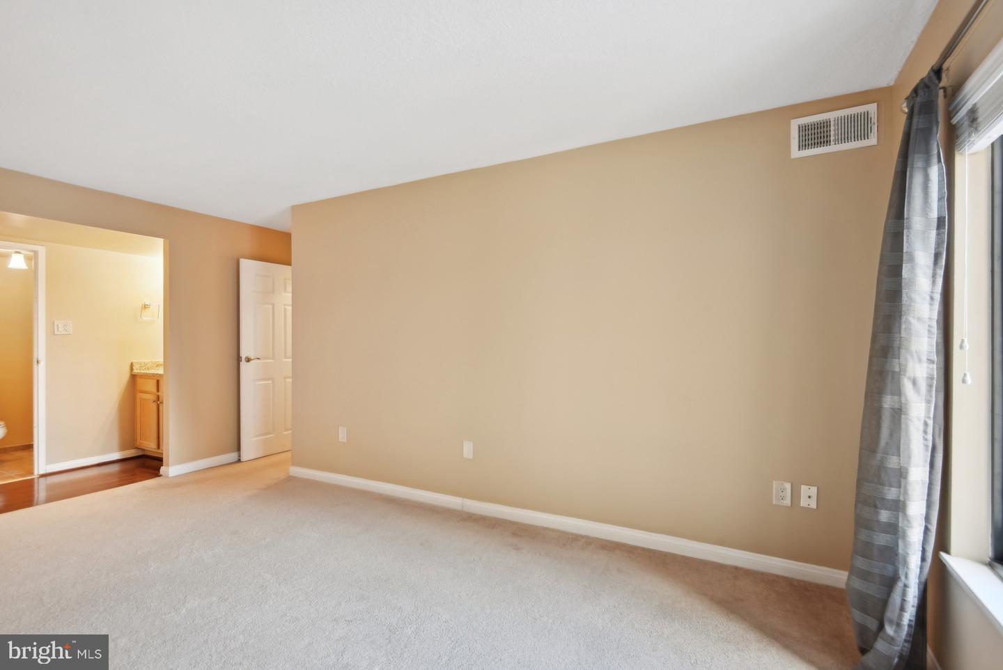 4500 S FOUR MILE RUN DR #502, ARLINGTON, Virginia 22204, 2 Bedrooms Bedrooms, ,2 BathroomsBathrooms,Residential,For sale,4500 S FOUR MILE RUN DR #502,VAAR2051832 MLS # VAAR2051832