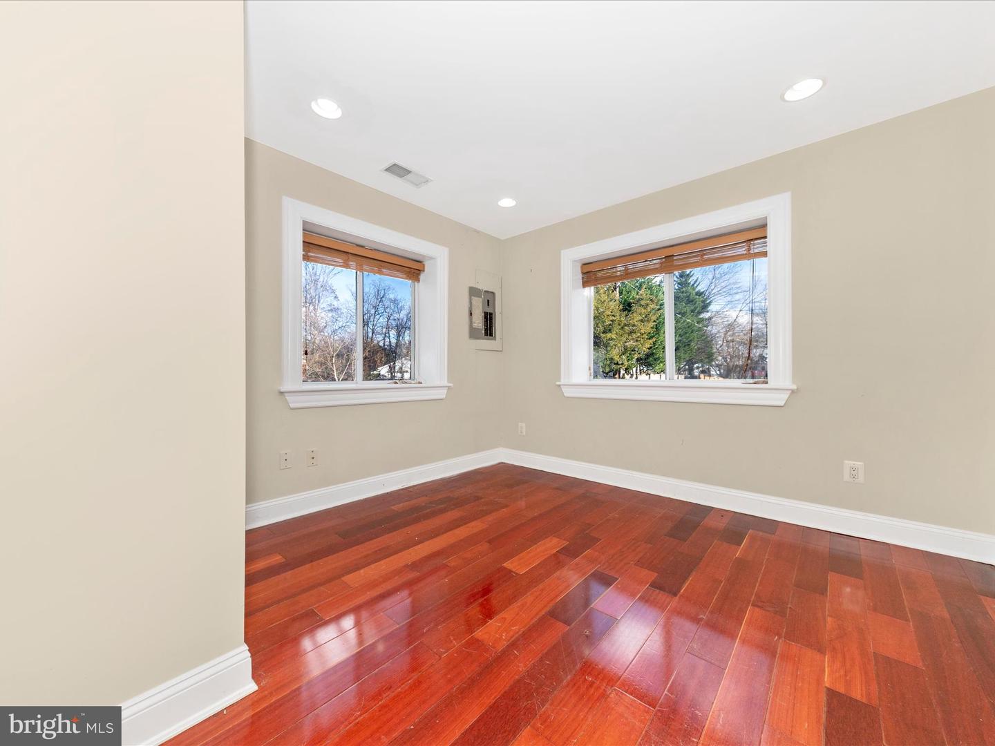 4704 GLOUCESTER RD, ALEXANDRIA, Virginia 22312, 3 Bedrooms Bedrooms, ,2 BathroomsBathrooms,Residential,For sale,4704 GLOUCESTER RD,VAFX2215360 MLS # VAFX2215360