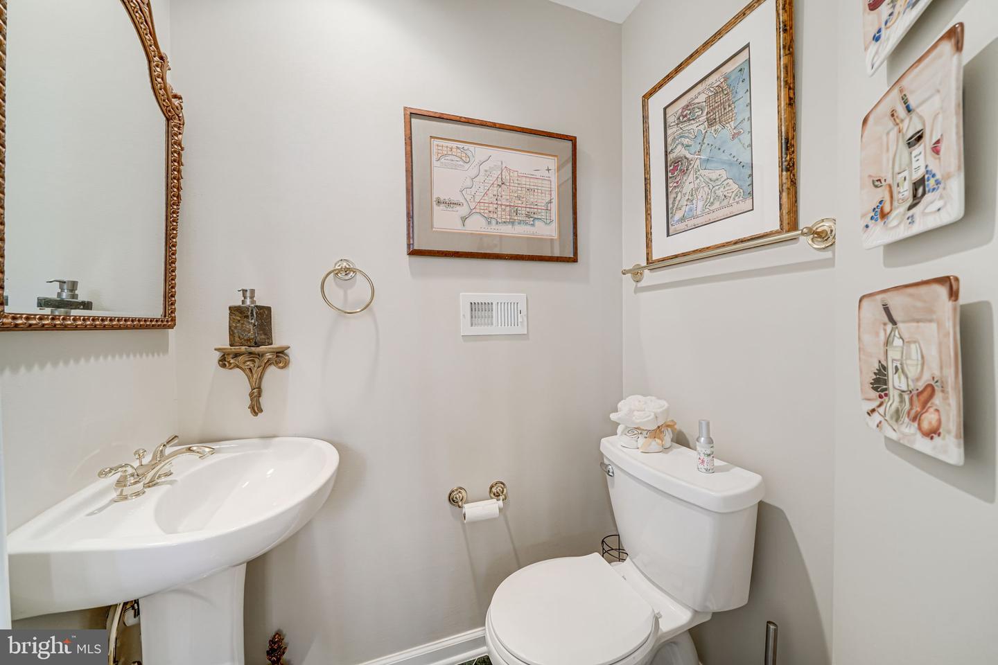 20 ALEXANDER ST, ALEXANDRIA, Virginia 22314, 3 Bedrooms Bedrooms, ,3 BathroomsBathrooms,Residential,For sale,20 ALEXANDER ST,VAAX2040340 MLS # VAAX2040340