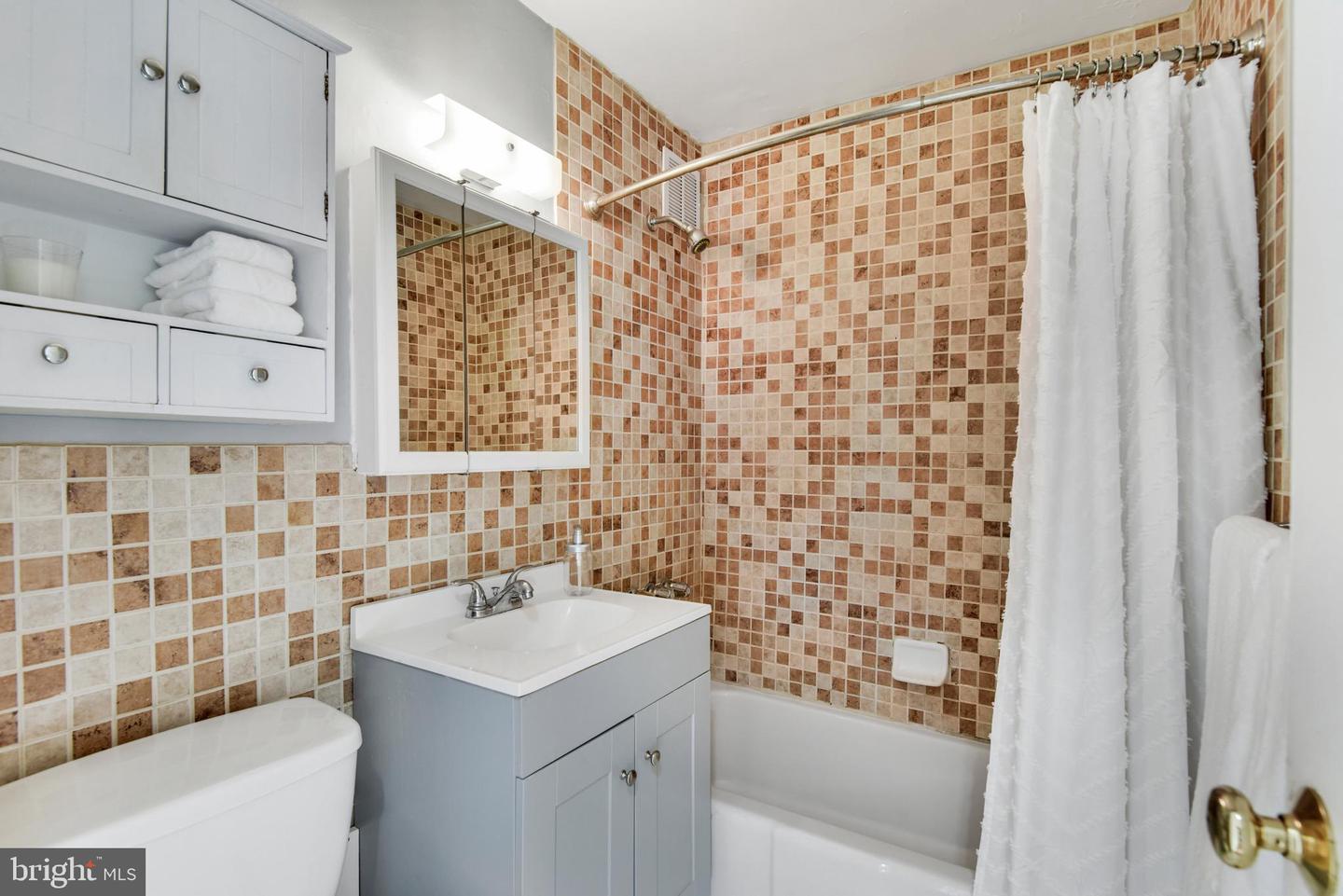 1121 ARLINGTON BLVD #204, ARLINGTON, Virginia 22209, 1 Bedroom Bedrooms, ,1 BathroomBathrooms,Residential,For sale,1121 ARLINGTON BLVD #204,VAAR2051914 MLS # VAAR2051914