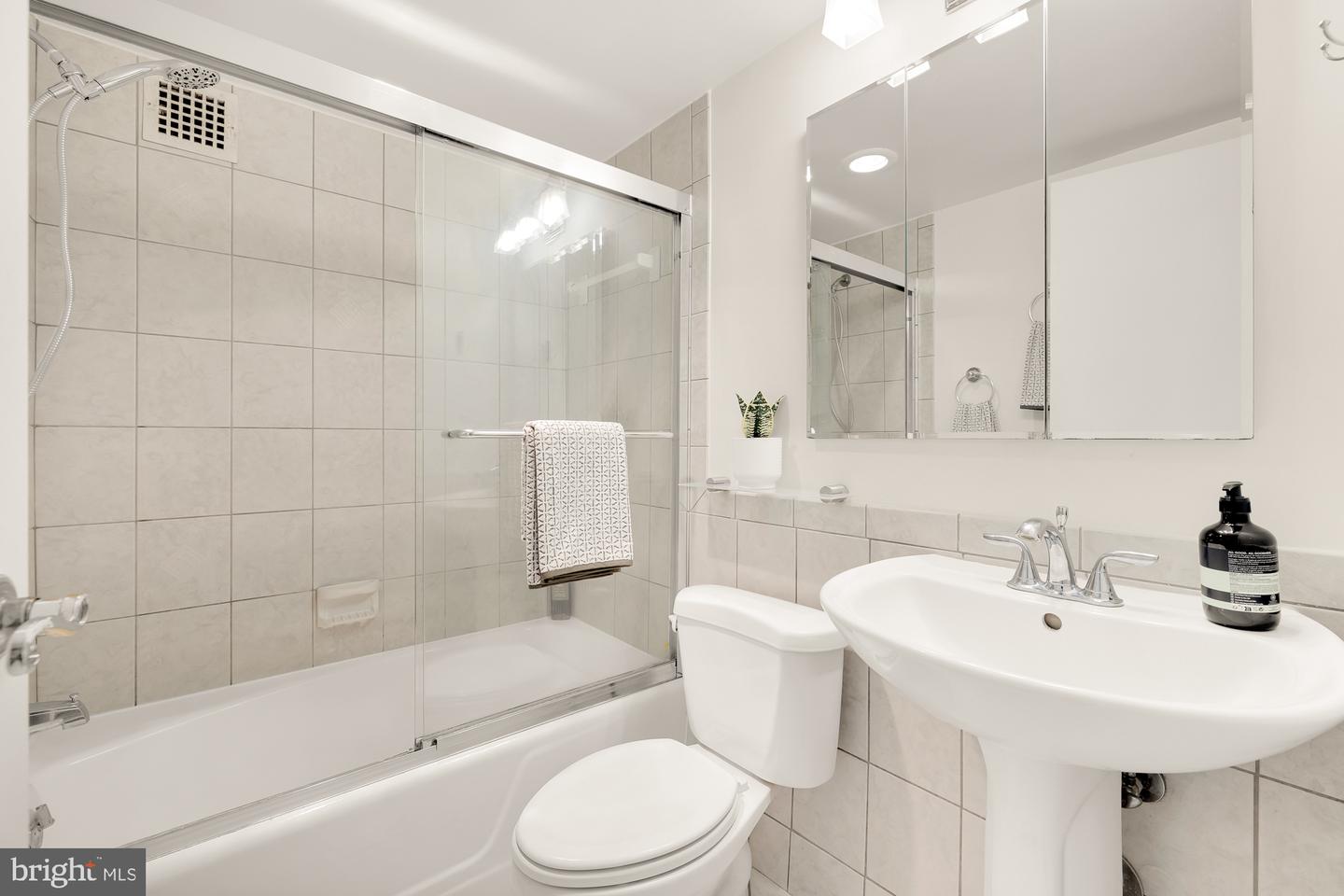 2501 CALVERT ST NW #801, WASHINGTON, District Of Columbia 20008, 2 Bedrooms Bedrooms, ,2 BathroomsBathrooms,Residential,For sale,2501 CALVERT ST NW #801,DCDC2172340 MLS # DCDC2172340