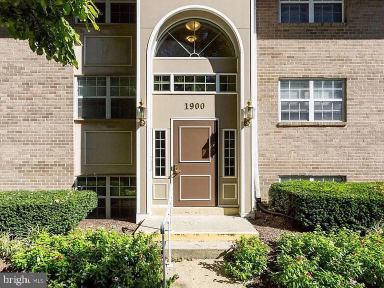 1900 WILSON LN #T2, MCLEAN, Virginia 22102, 2 Bedrooms Bedrooms, ,2 BathroomsBathrooms,Residential,For sale,1900 WILSON LN #T2,VAFX2216870 MLS # VAFX2216870