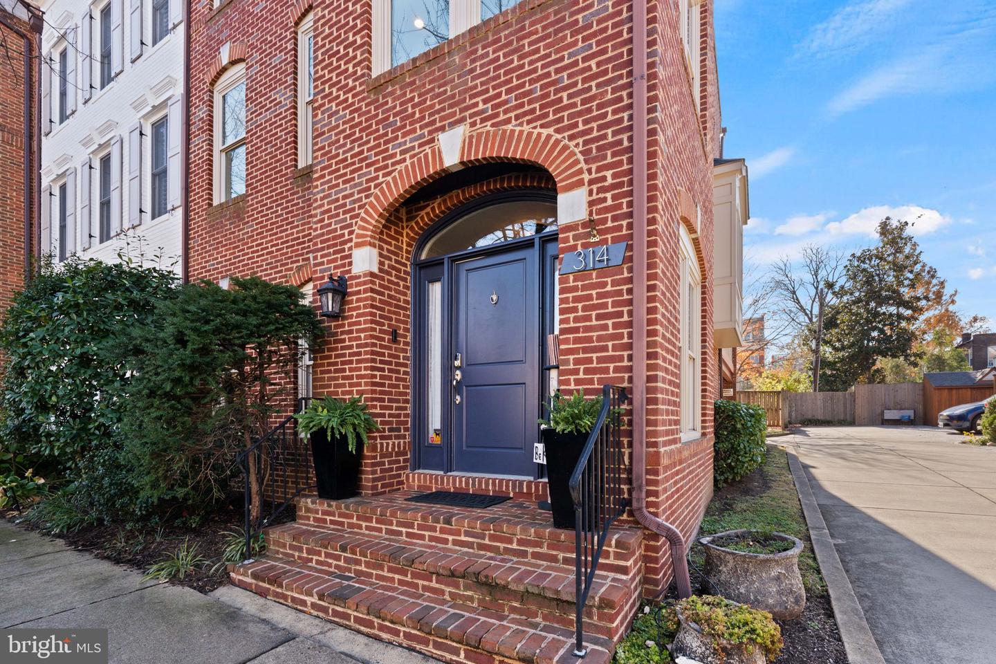 314 PRINCESS ST, ALEXANDRIA, Virginia 22314, 3 Bedrooms Bedrooms, ,3 BathroomsBathrooms,Residential,For sale,314 PRINCESS ST,VAAX2039108 MLS # VAAX2039108