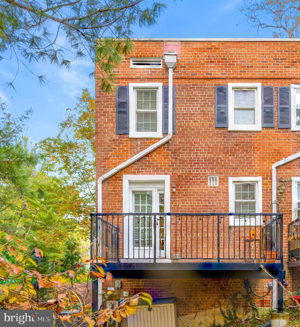 2812 S COLUMBUS ST, ARLINGTON, Virginia 22206, 3 Bedrooms Bedrooms, ,2 BathroomsBathrooms,Residential,For sale,2812 S COLUMBUS ST,VAAX2040358 MLS # VAAX2040358