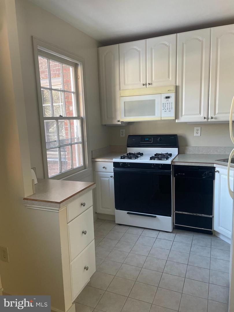 903 S FREDERICK ST #1, ARLINGTON, Virginia 22204, 2 Bedrooms Bedrooms, ,1 BathroomBathrooms,Residential,For sale,903 S FREDERICK ST #1,VAAR2047676 MLS # VAAR2047676