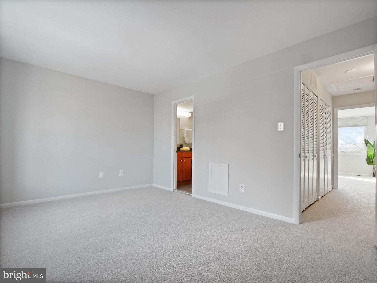 1751 S HAYES ST #2, ARLINGTON, Virginia 22202, 2 Bedrooms Bedrooms, ,2 BathroomsBathrooms,Residential,For sale,1751 S HAYES ST #2,VAAR2051516 MLS # VAAR2051516