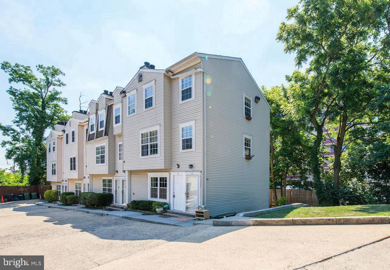 2135 TAYLOR ST N #A, ARLINGTON, Virginia 22207, 1 Bedroom Bedrooms, ,1 BathroomBathrooms,Residential,For sale,2135 TAYLOR ST N #A,VAAR2051702 MLS # VAAR2051702