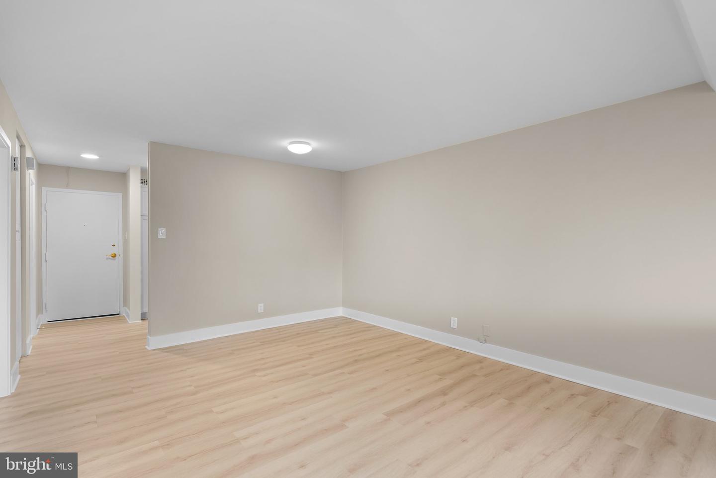 301 N BEAUREGARD ST #111, ALEXANDRIA, Virginia 22312, 1 Bedroom Bedrooms, ,1 BathroomBathrooms,Residential,For sale,301 N BEAUREGARD ST #111,VAAX2040224 MLS # VAAX2040224