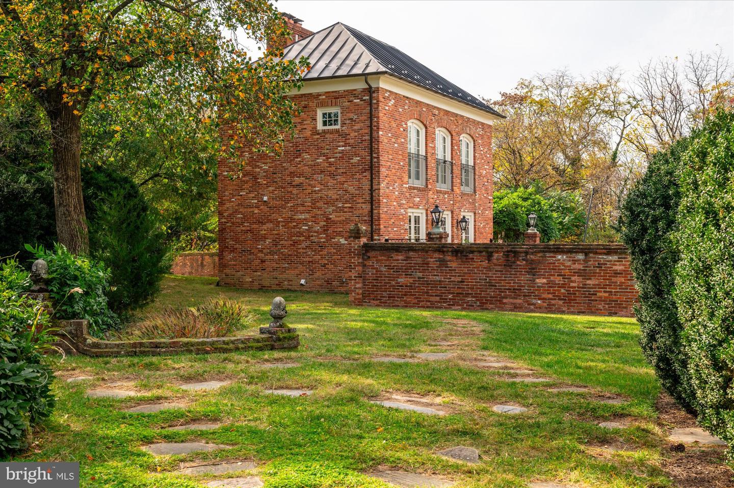 318 N QUAKER LN, ALEXANDRIA, Virginia 22304, 9 Bedrooms Bedrooms, ,8 BathroomsBathrooms,Residential,For sale,318 N QUAKER LN,VAAX2039112 MLS # VAAX2039112