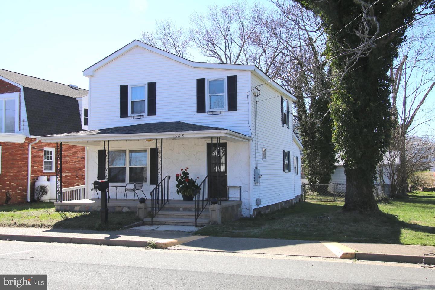 308 WASHINGTON AVE, COLONIAL BEACH, Virginia 22443, 3 Bedrooms Bedrooms, 6 Rooms Rooms,2 BathroomsBathrooms,Residential,For sale,308 WASHINGTON AVE,VAWE2007200 MLS # VAWE2007200