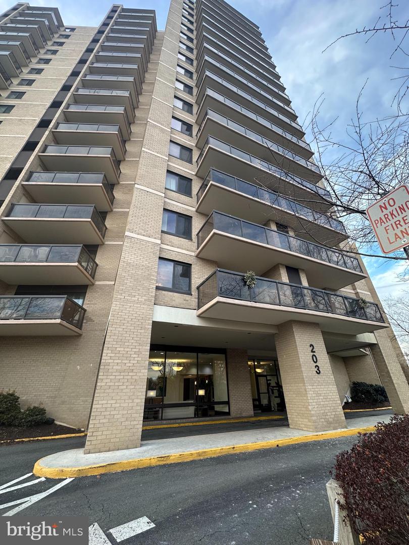 203 YOAKUM PKWY #409, ALEXANDRIA, Virginia 22304, 2 Bedrooms Bedrooms, ,2 BathroomsBathrooms,Residential,For sale,203 YOAKUM PKWY #409,VAAX2041022 MLS # VAAX2041022