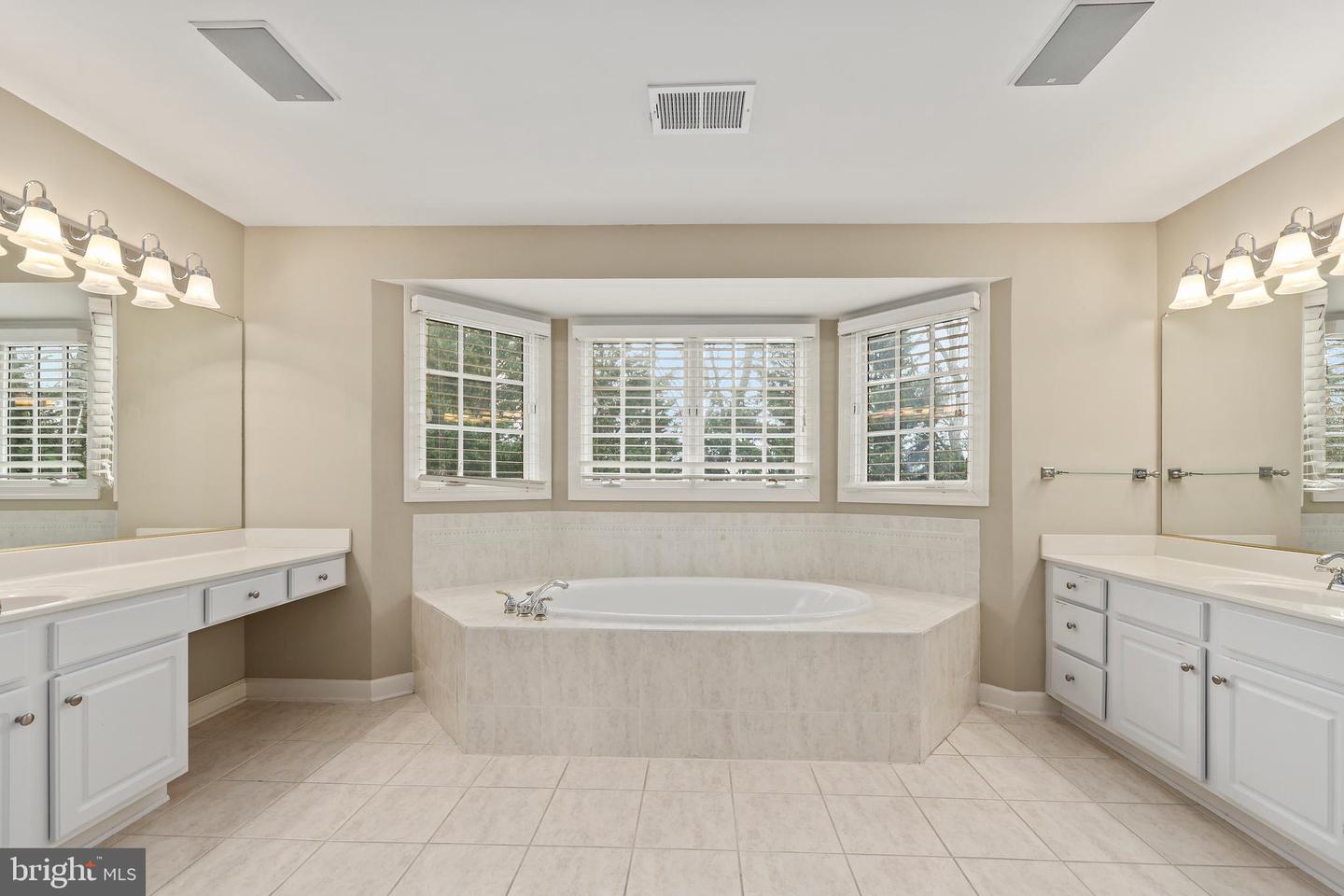 624 KINGS CLOISTER CIR, ALEXANDRIA, Virginia 22302, 5 Bedrooms Bedrooms, ,4 BathroomsBathrooms,Residential,For sale,624 KINGS CLOISTER CIR,VAAX2040526 MLS # VAAX2040526