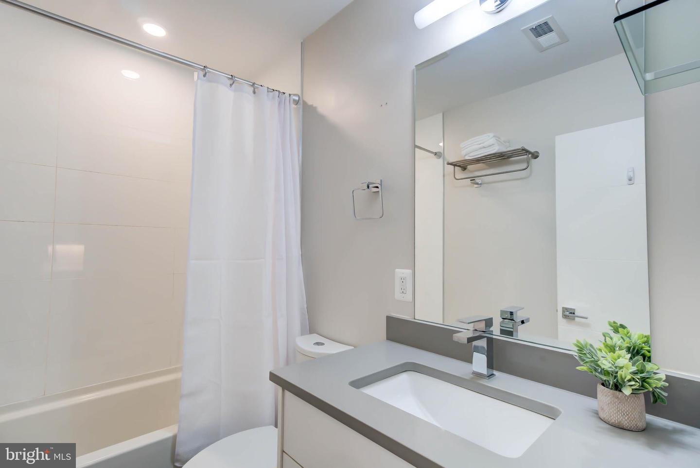 1331 K ST SE #301, WASHINGTON, District Of Columbia 20003, 1 Bedroom Bedrooms, ,1 BathroomBathrooms,Residential,For sale,1331 K ST SE #301,DCDC2174806 MLS # DCDC2174806