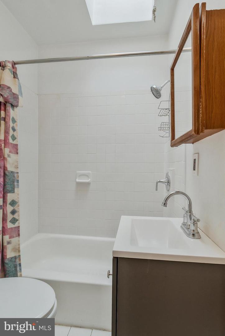 627 18TH ST NE, WASHINGTON, District Of Columbia 20002, 2 Bedrooms Bedrooms, ,1 BathroomBathrooms,Residential,For sale,627 18TH ST NE,DCDC2176106 MLS # DCDC2176106