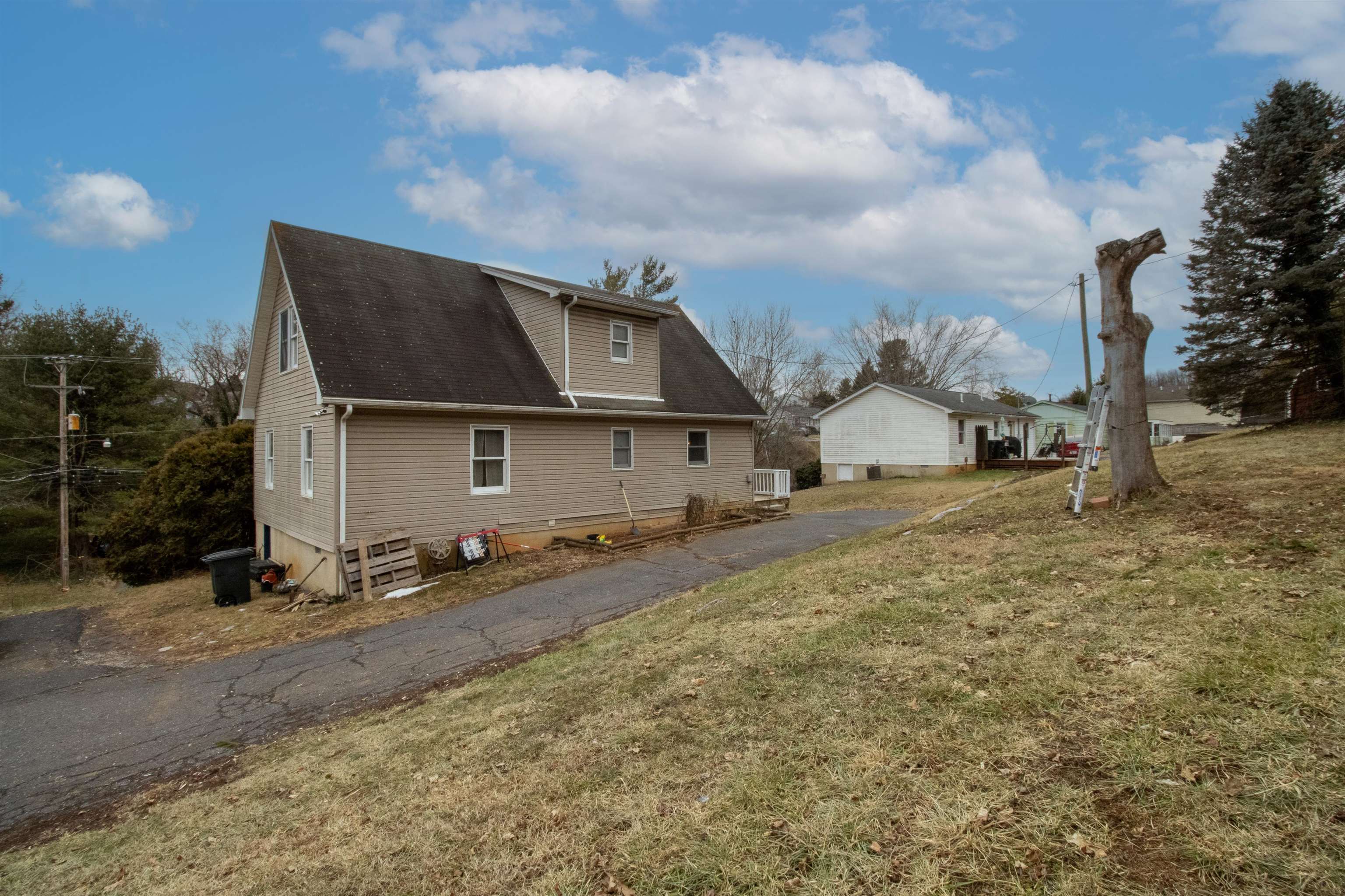 300 OLD GREENVILLE RD, STAUNTON, Virginia 24401, 3 Bedrooms Bedrooms, ,2 BathroomsBathrooms,Residential,300 OLD GREENVILLE RD,660588 MLS # 660588