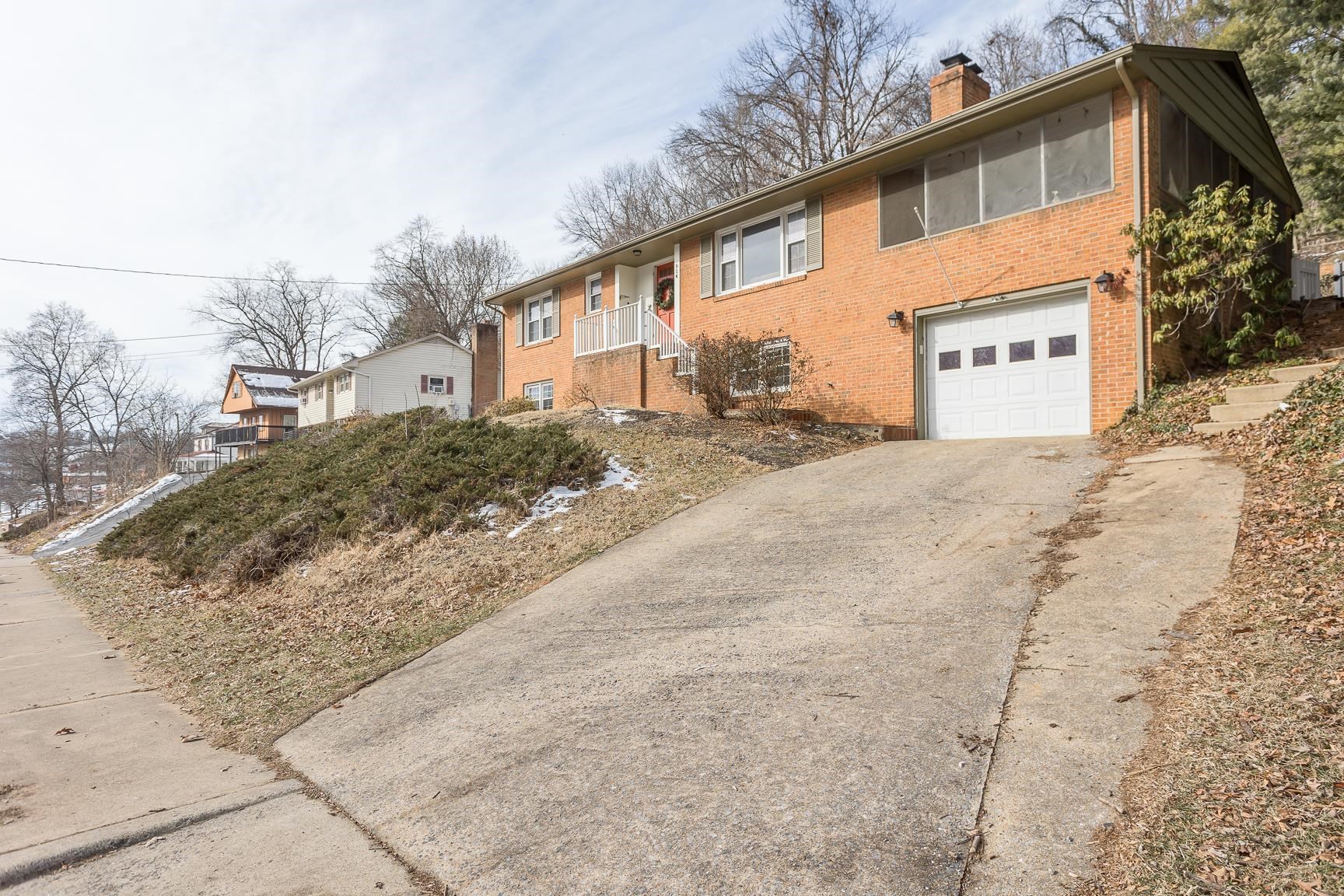 814 N COALTER ST, STAUNTON, Virginia 24401, 4 Bedrooms Bedrooms, ,3 BathroomsBathrooms,Residential,814 N COALTER ST,660602 MLS # 660602